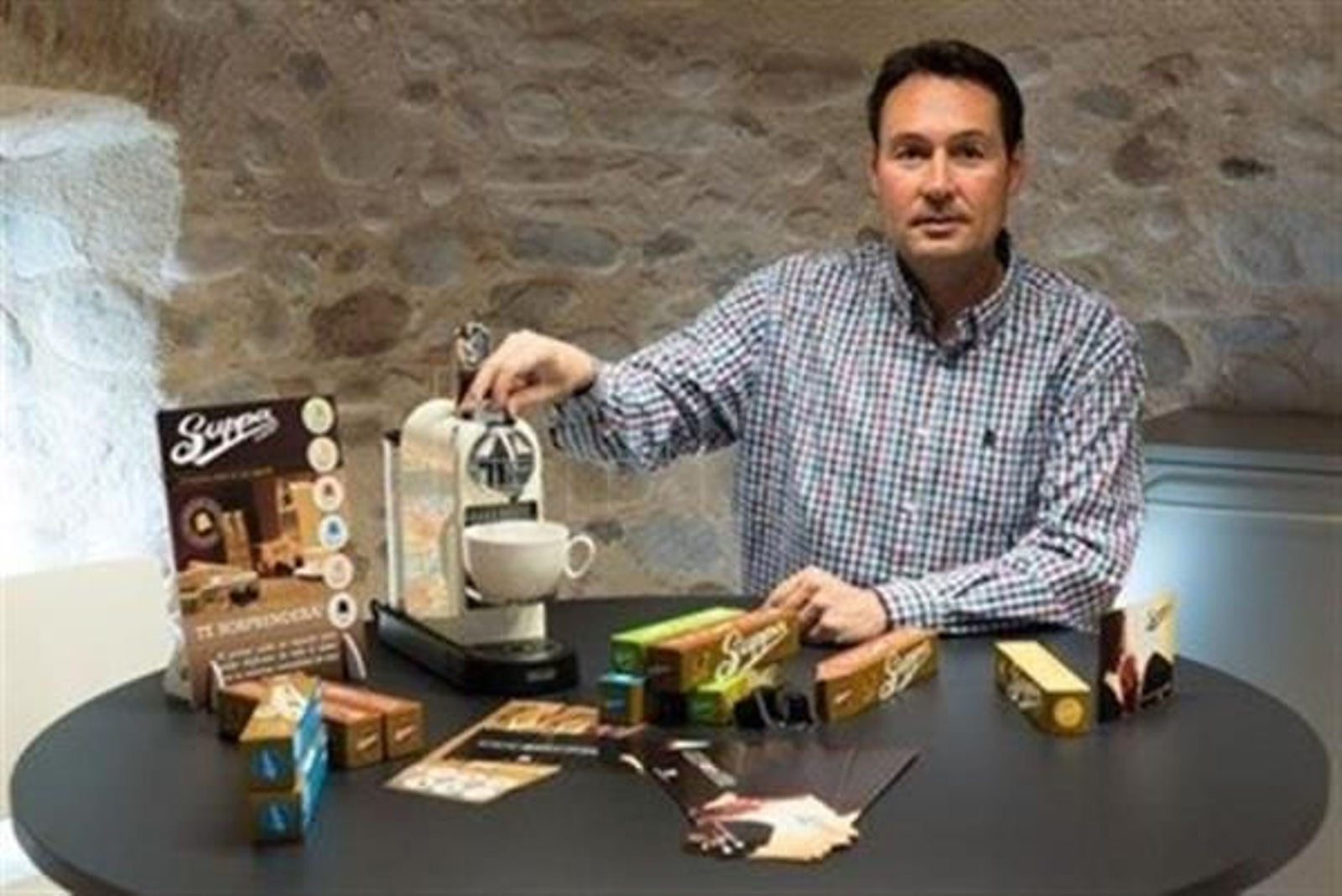 Imagen promocional de Suppacaps con su creador mostrando el funcionamiento