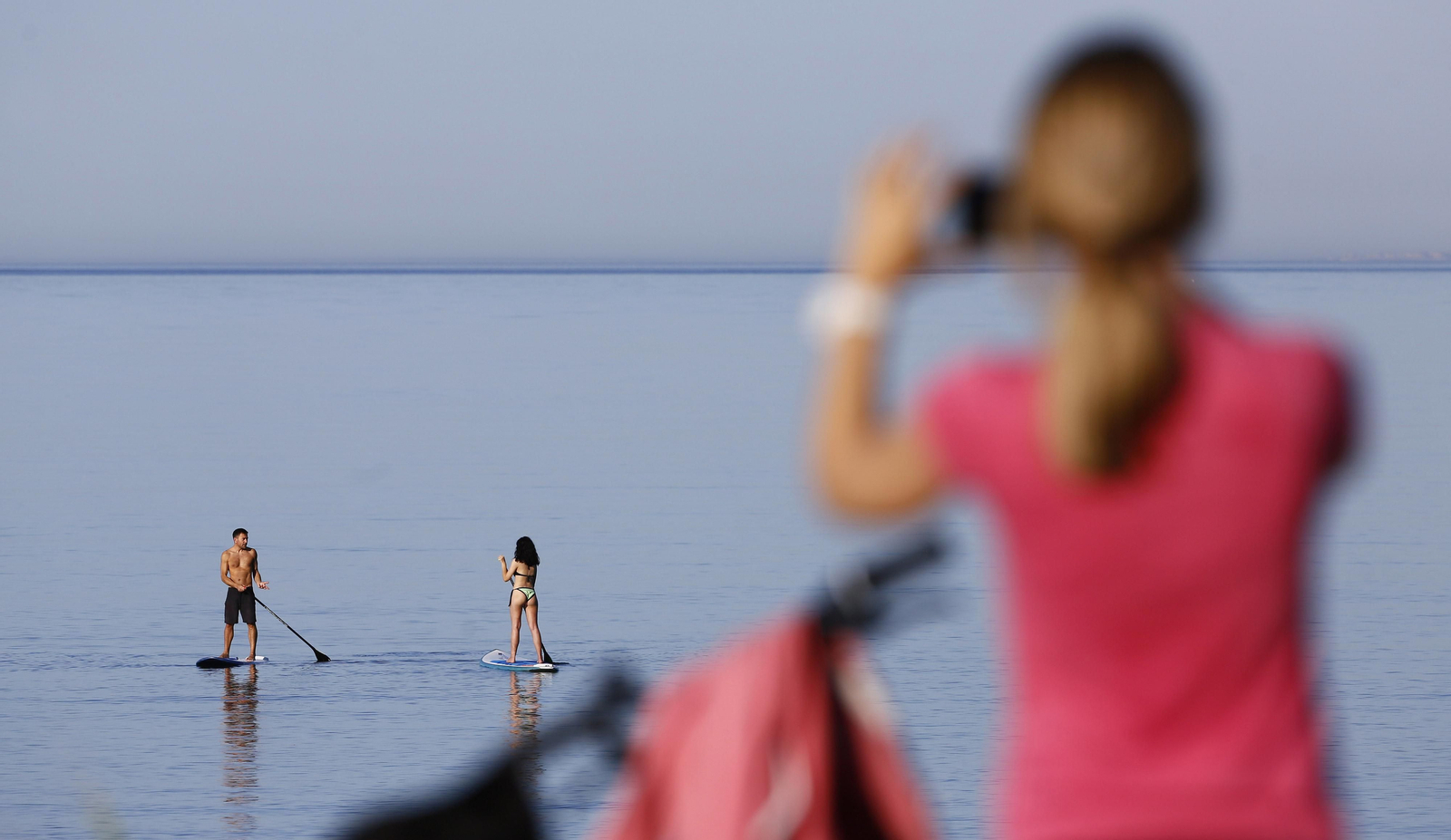 Runners y ciclistas salen al atardecer, en fotos