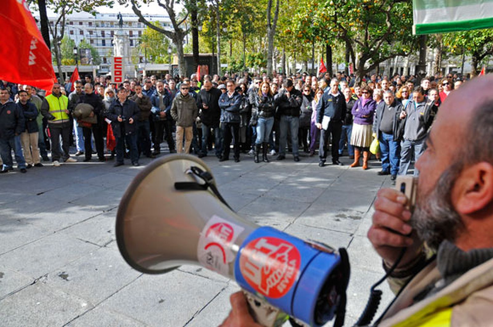 Centenares de empleados municipales se manifiestan por la supresión de vacantes