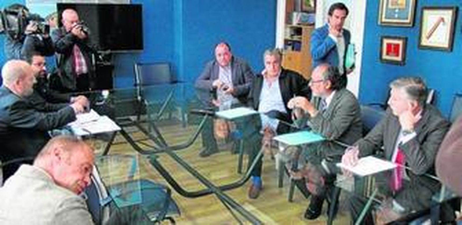 Pablo Comas -primero por la izquierda- y Víctor Hugo Mesa -sentado, el tercero por la derecha-, en la junta del pasado 27 de abril, la última vez en la que se les vio juntos públicamente.