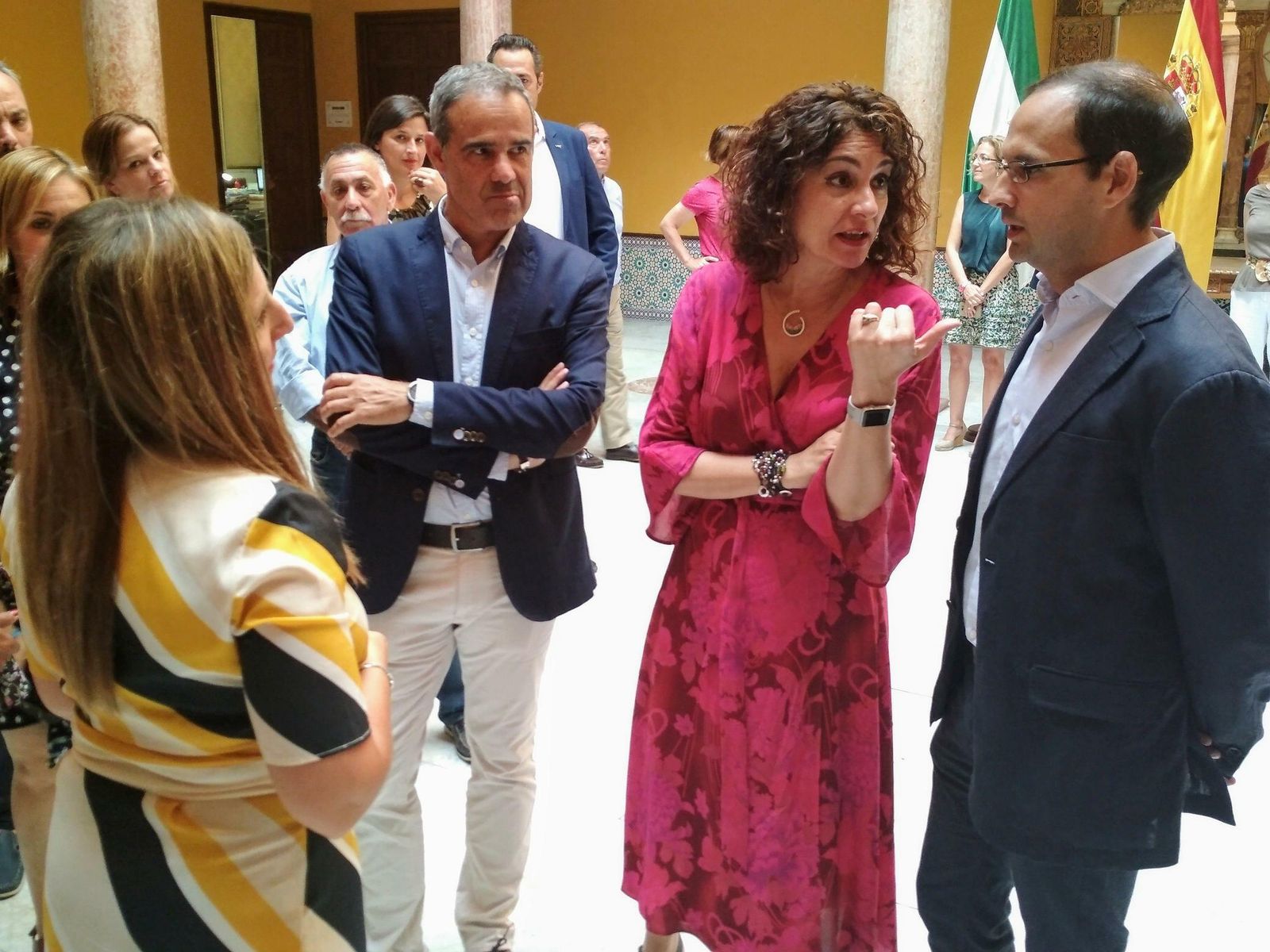 La ministra de Hacienda, hoy en el Ayuntamiento de Sanlúcar con el alcalde de la ciudad, el subdelegado del Gobierno y la presidenta de la Diputación.
