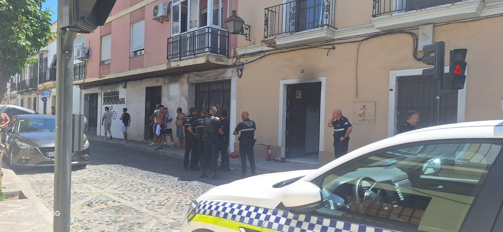 Agentes de la Policía Local junto a la vivienda.