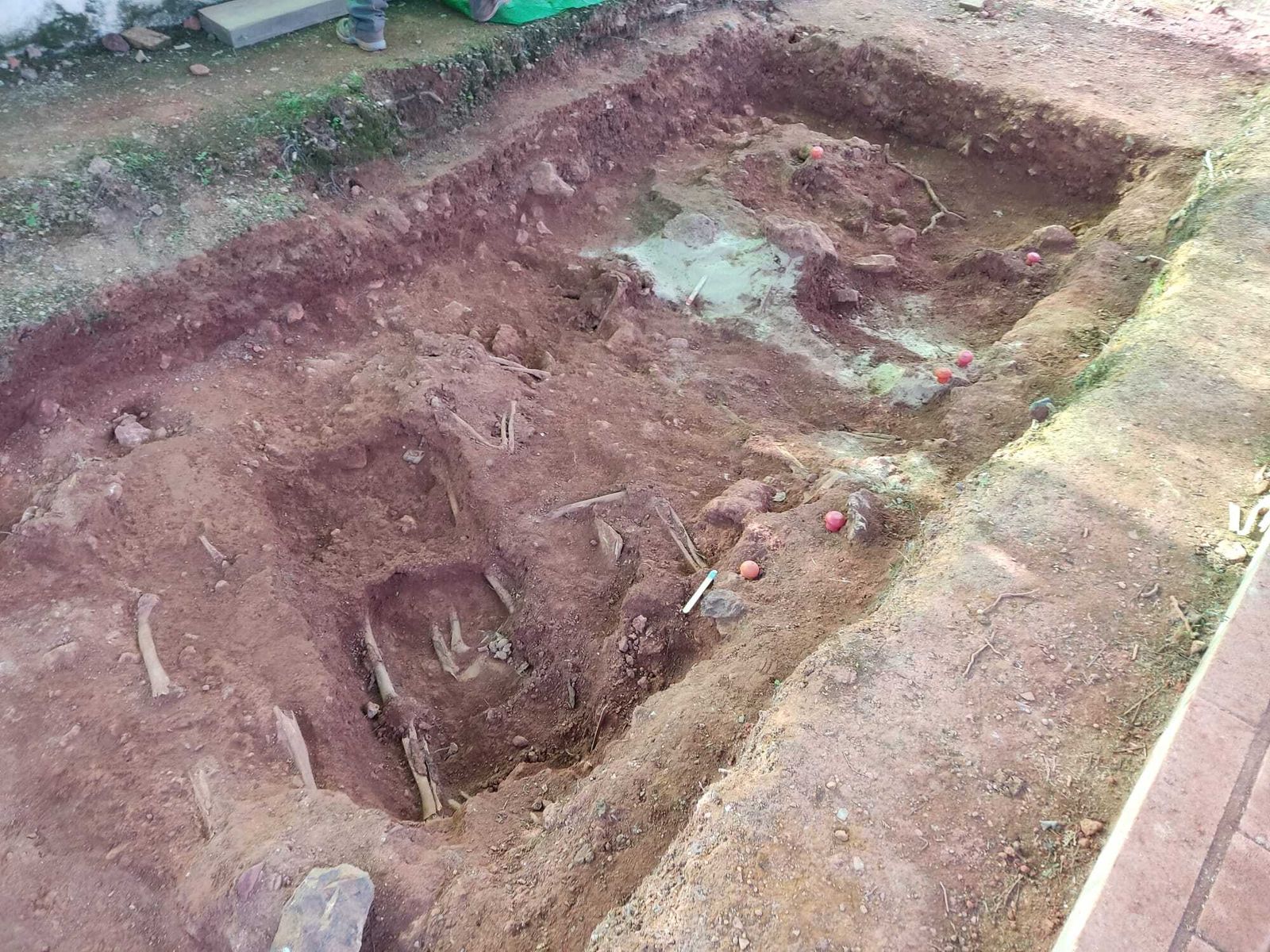 Excavaciones en una fosa común de Huelva.