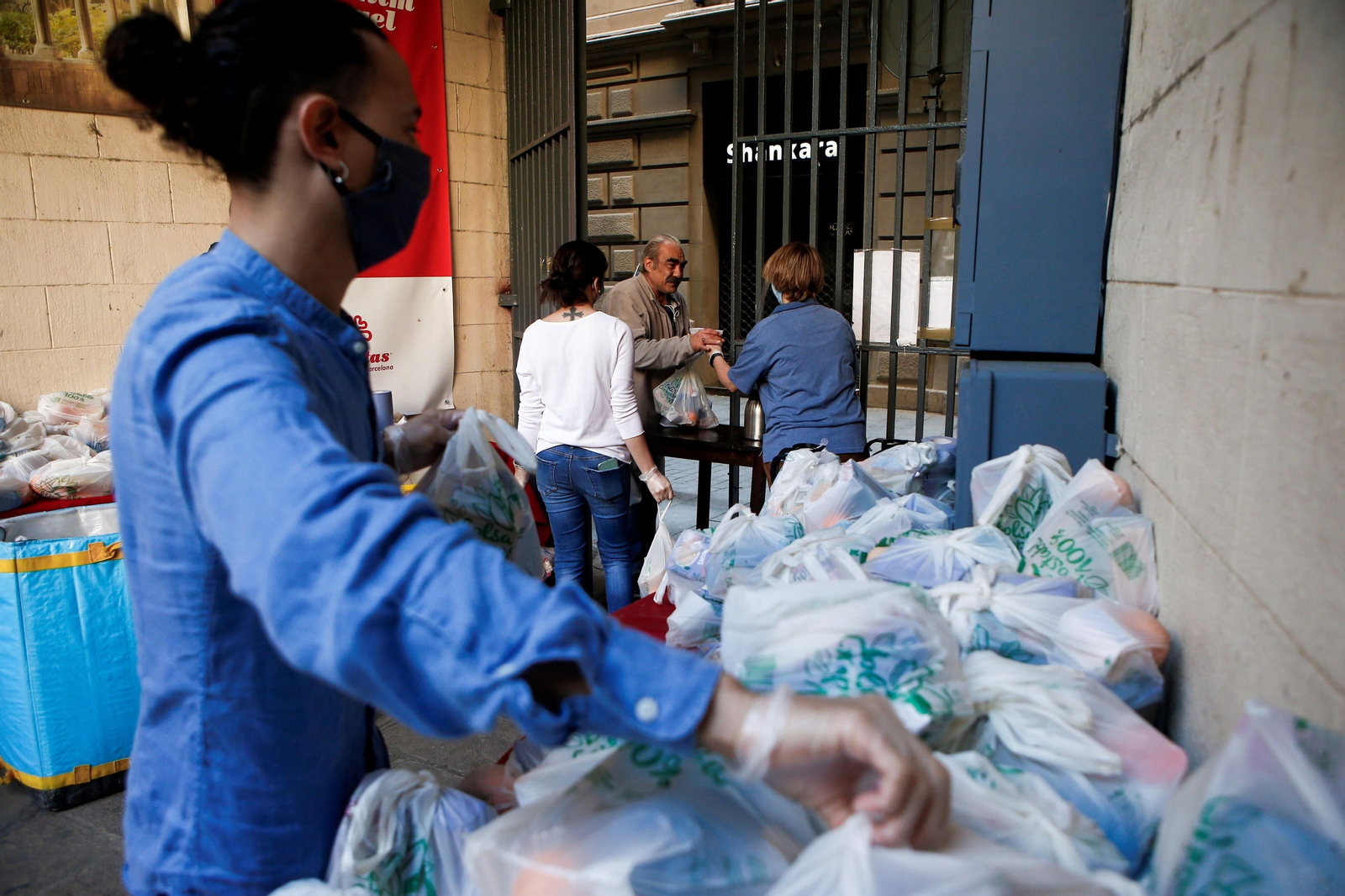 Voluntarios de la parroquia de Santa Anna de Barcelona reparten comida