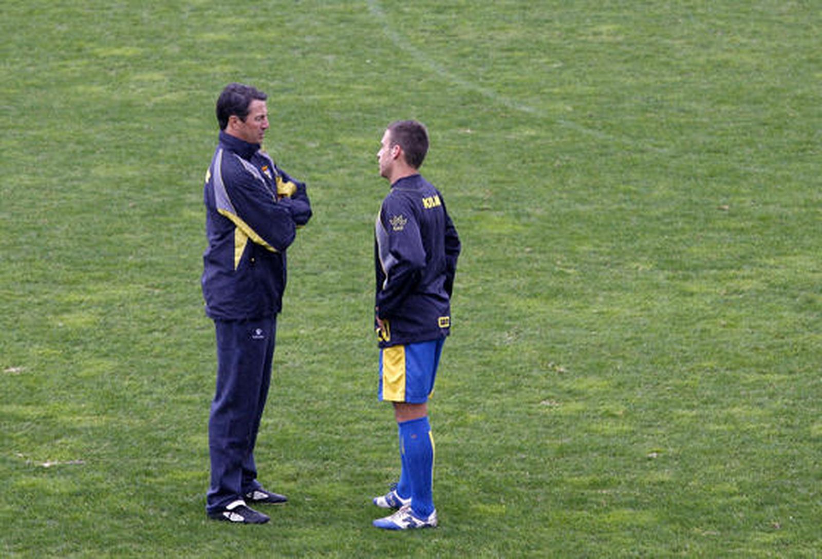 El gaditano Fran Cortés dialoga con Jose durante el entrenamiento. 

Foto: Borja Benjumeda
