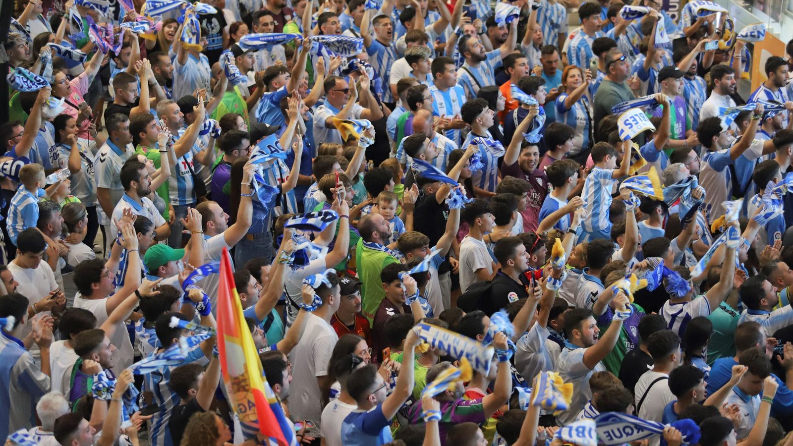 Las fotos de la afición despidiendo al Málaga en el aeropuerto antes de ir a Tarragona