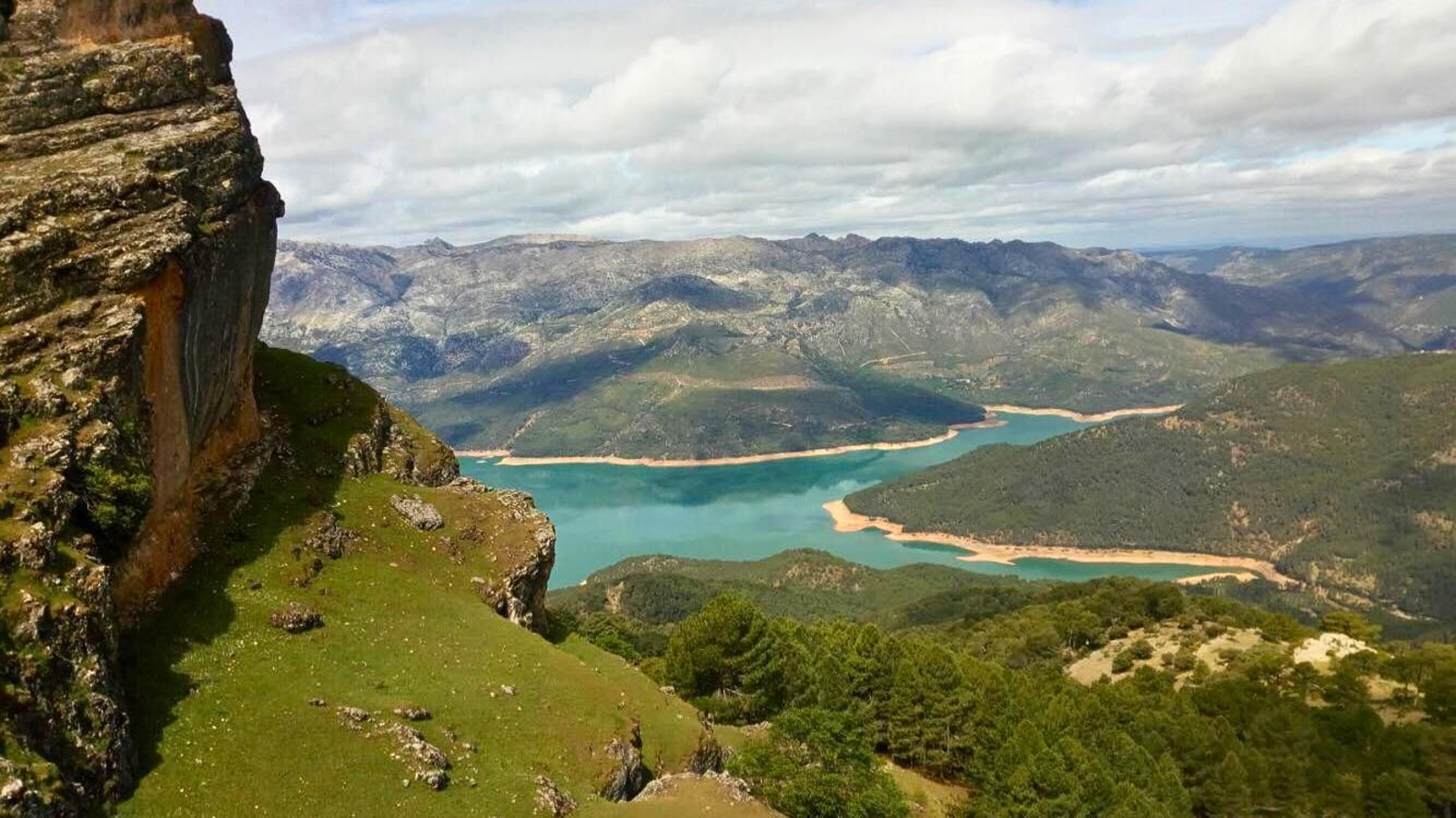 Un paseo por el barco solar de El Tranco o alguna actividad de deportes acuáticos son maneras perfectas de echar un día en la sierra.