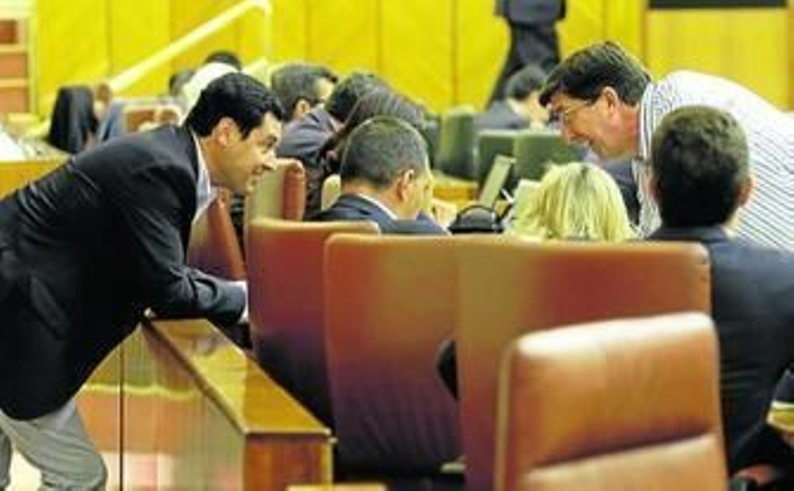 Moreno conversa el pasado miércoles en el Parlamento con el líder de Ciudadanos, Juan Marín. Moreno conversa el pasado miércoles en el Parlamento con el líder de Ciudadanos, Juan Marín.