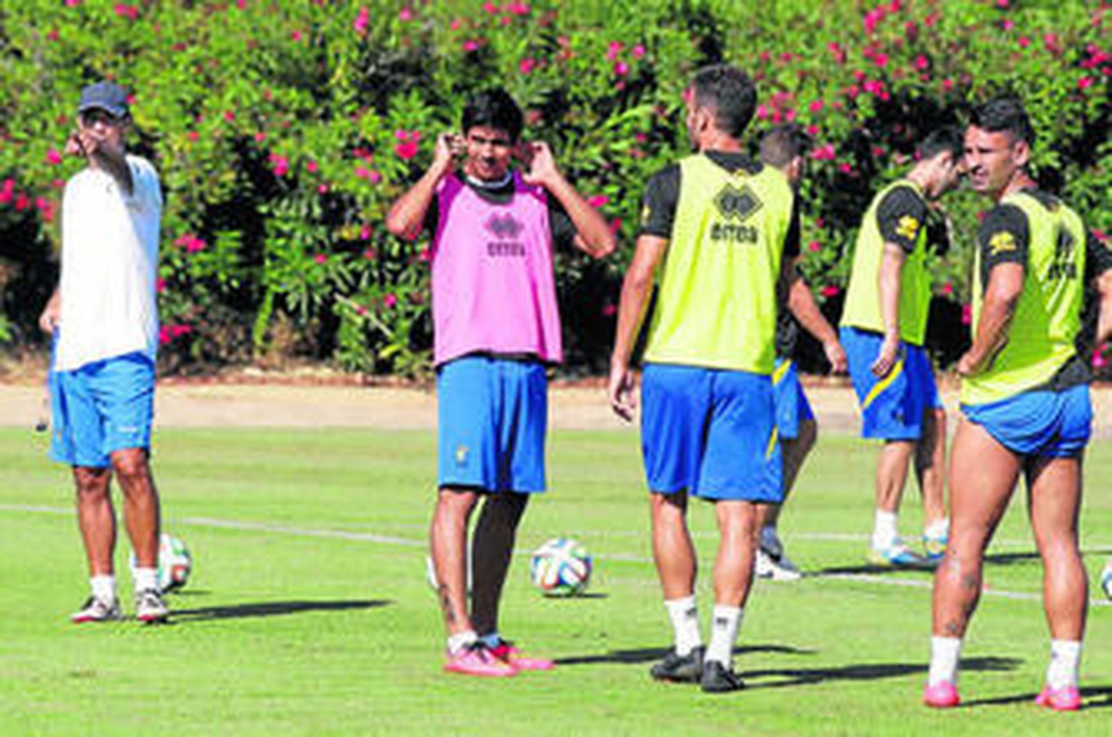 Calderón señala con su brazo izquierdo a un lugar del campo al que miran Navarrete (c) y Kike Márquez.