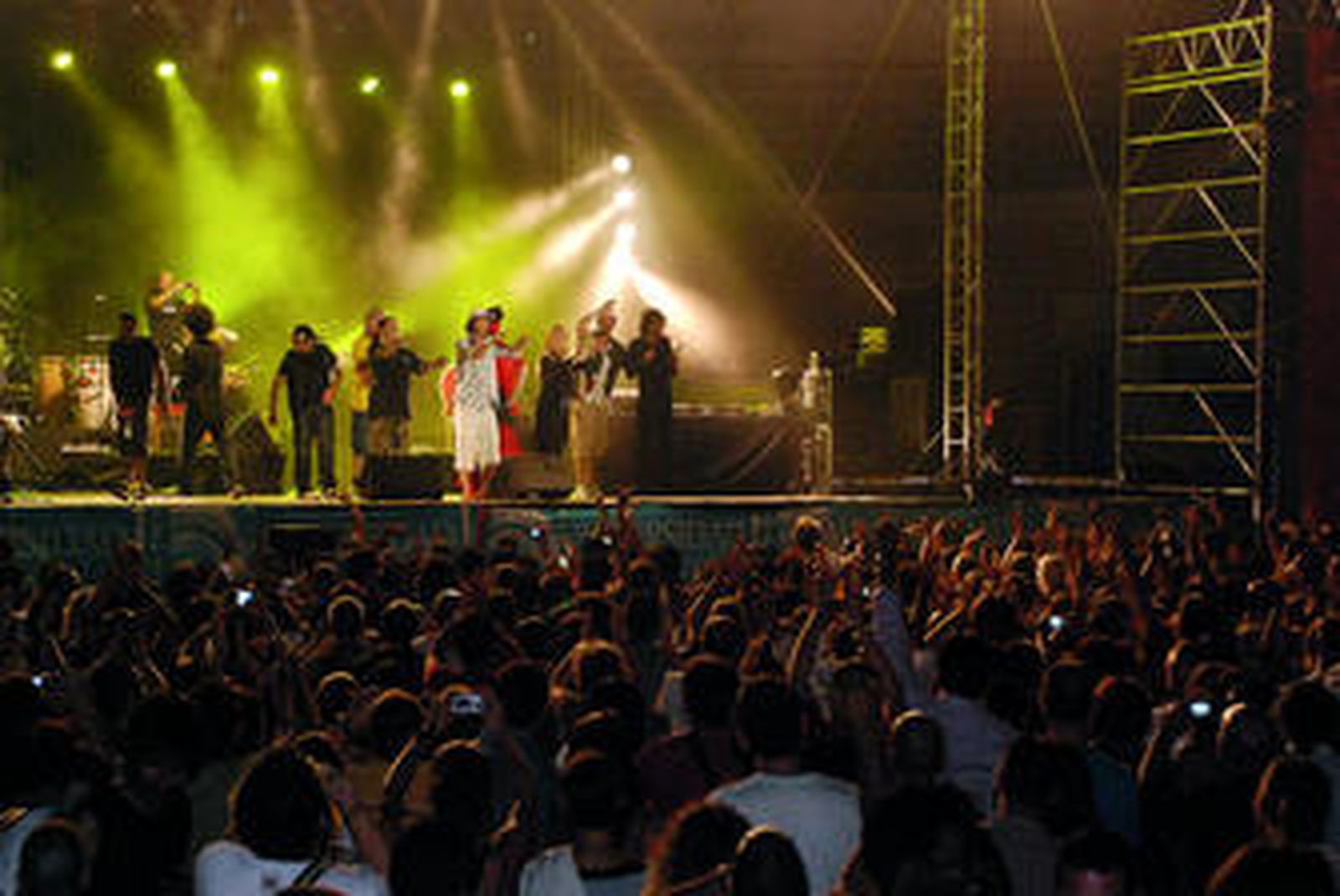 Espectacular concierto de Ojos de Brujo en la Plaza de Toros de Almería.