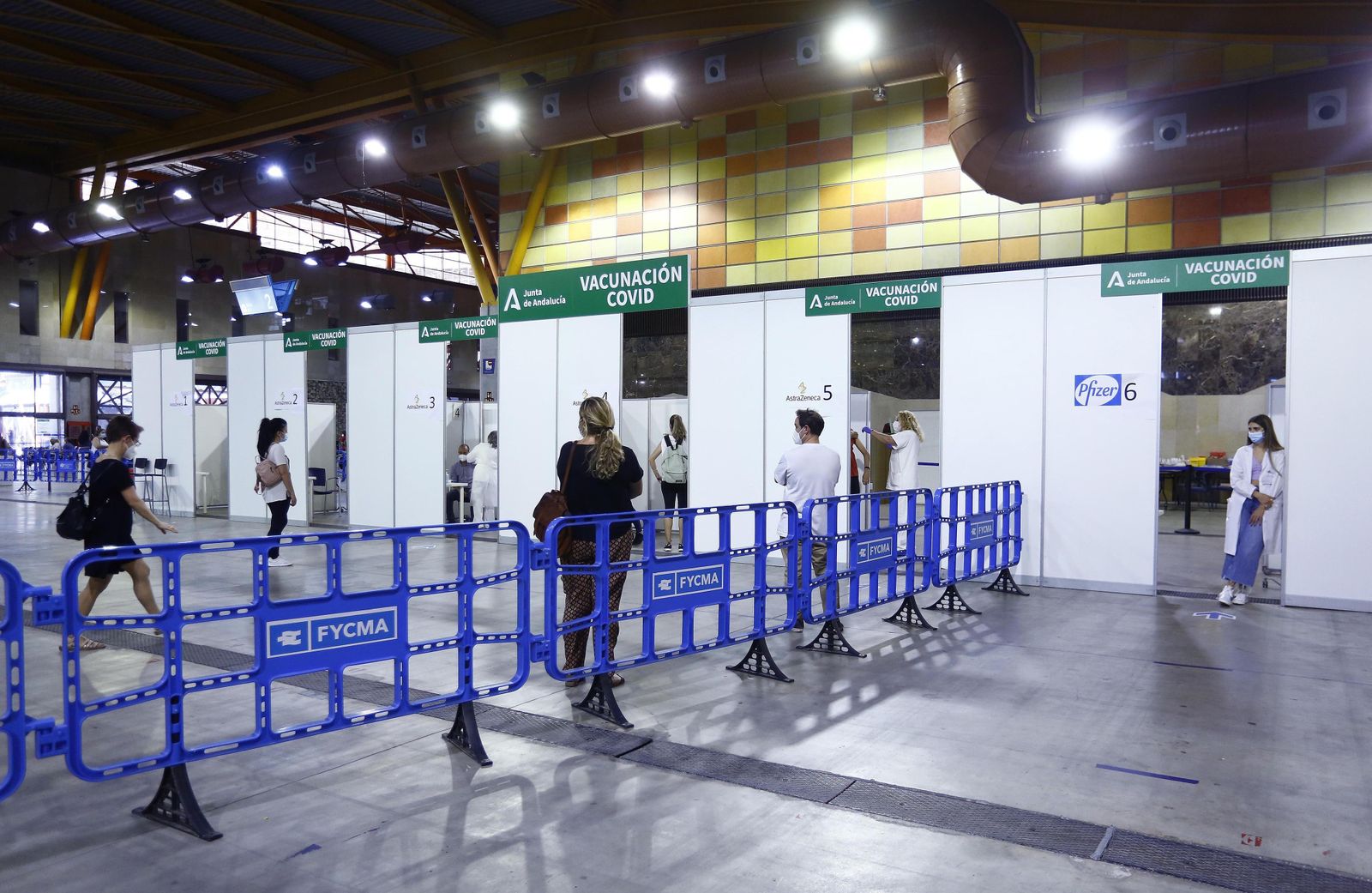 Los puestos del Palacio de Ferias están diferenciados según pongan AstraZeneca o Pfizer.