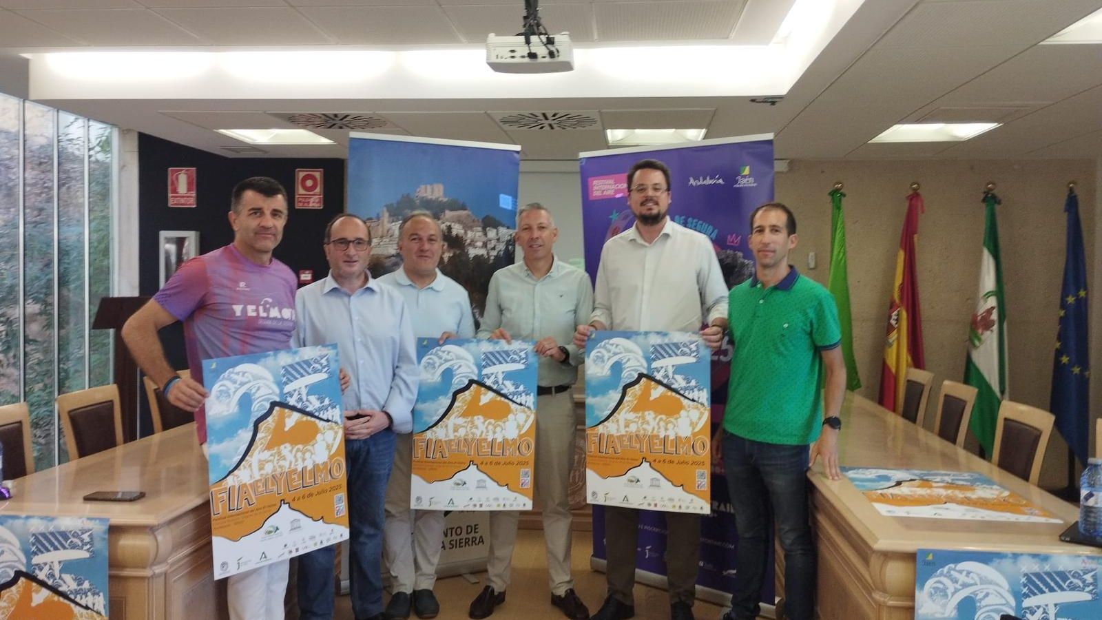 Foto de familia de la presentación del evento, con autoridades y organizadores.