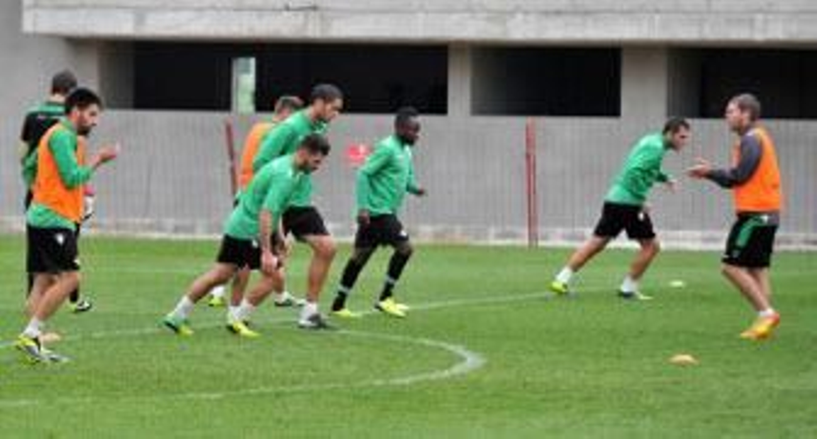Los jugadores del Betis siguen la instrucciones del preparador físico en un entrenamiento. / Juan Carlos Vázquez