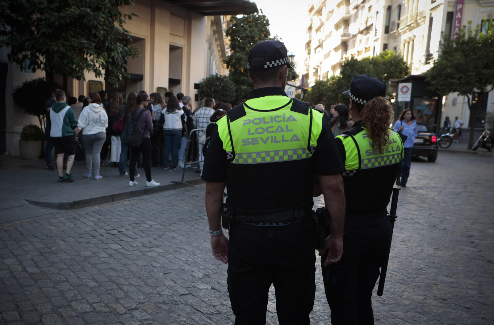 Grammys Latinos en Sevilla, la espera en la puerta de los hoteles