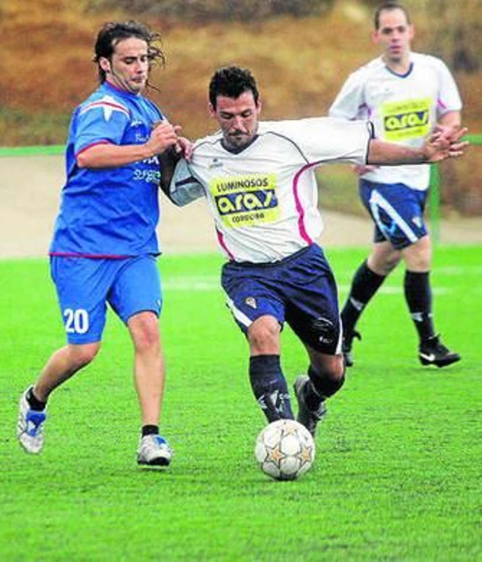 Miguel, del Luminosos Aras, conduce el balón ante un rival.