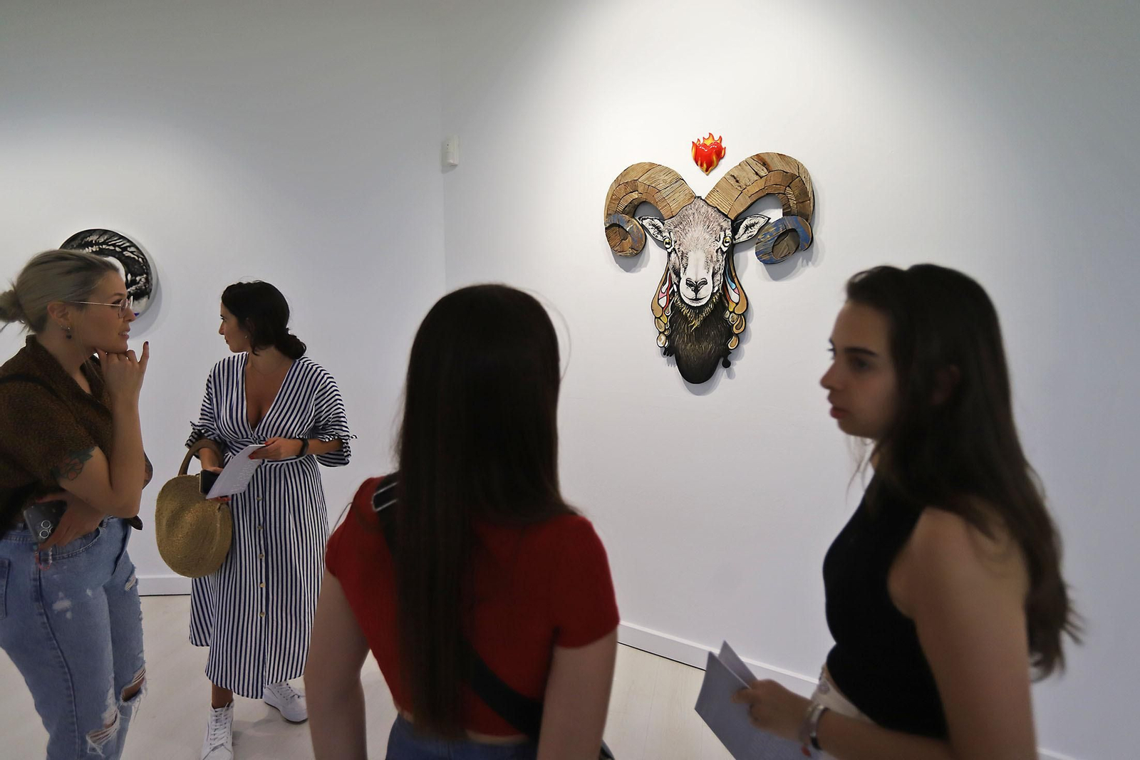 Imágenes de la exposición del artista onubense Wild Welva titulada 'El adiós, el comienzo y todo lo demás'.