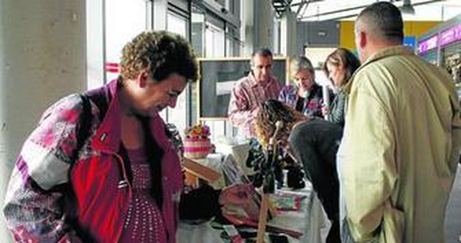 Algunas piezas de artesanía expuestas desde ayer en el Mercado del Carmen.