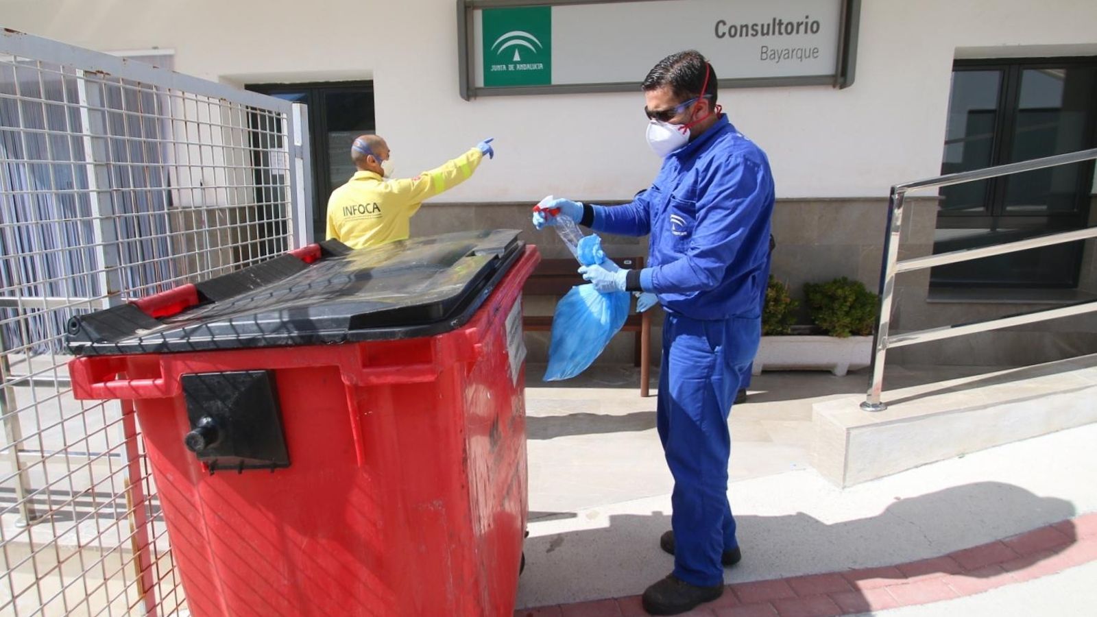 Las labores de limpieza y desinfección en el exterior del consultorio