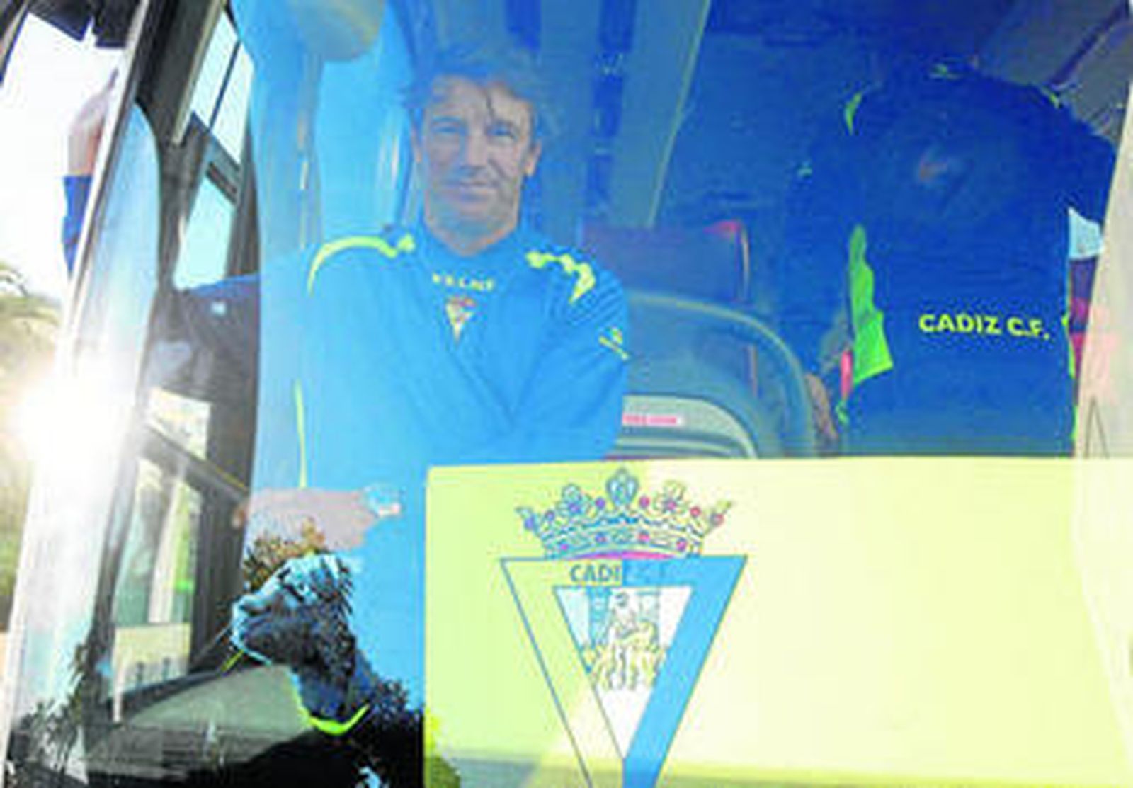 Jose González, subido al autocar momentos antes de emprender el viaje hacia la capital del Turia.