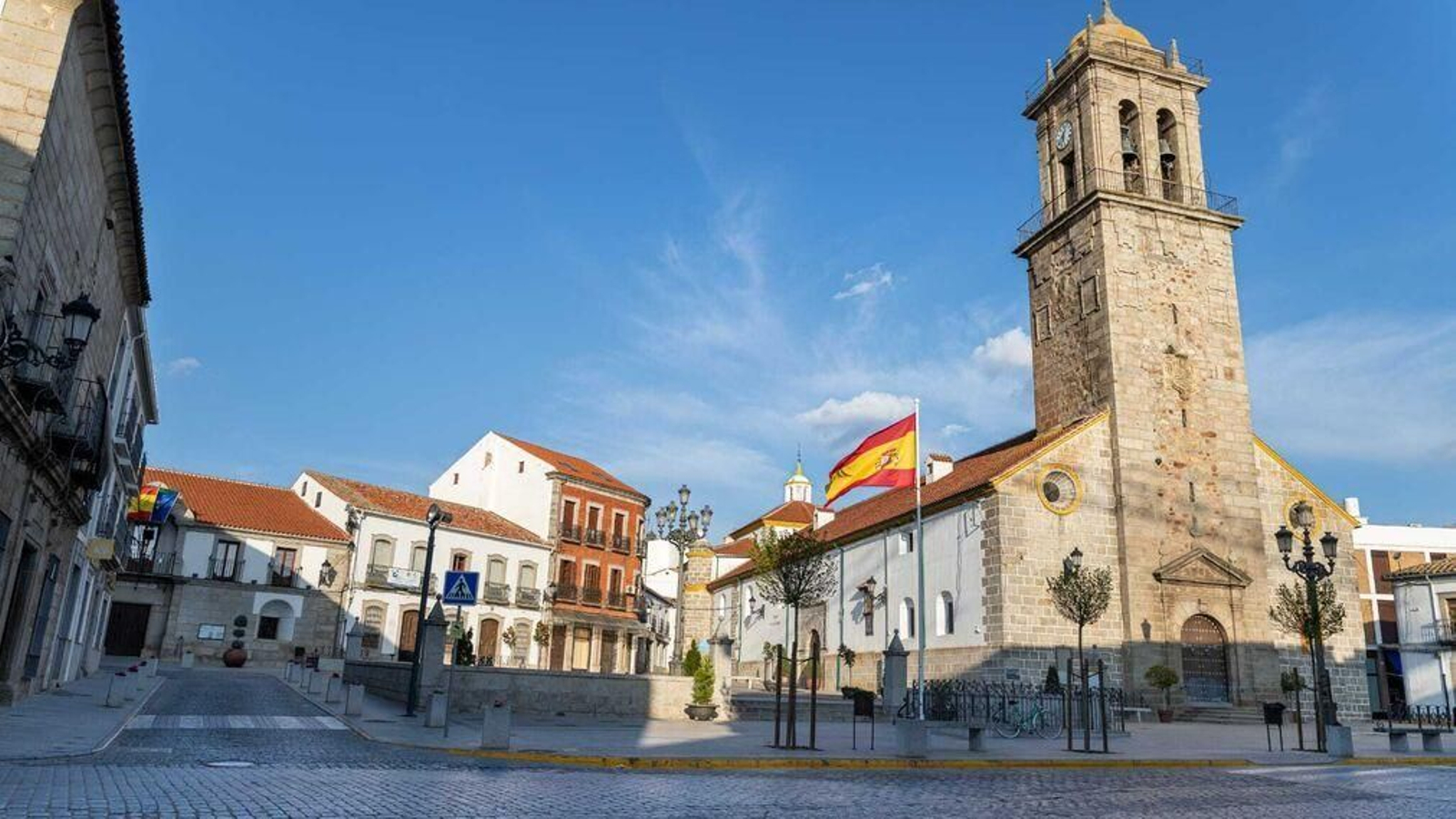 Plaza de España de Villanueva de Córdoba, vacía durante la cuarentena.