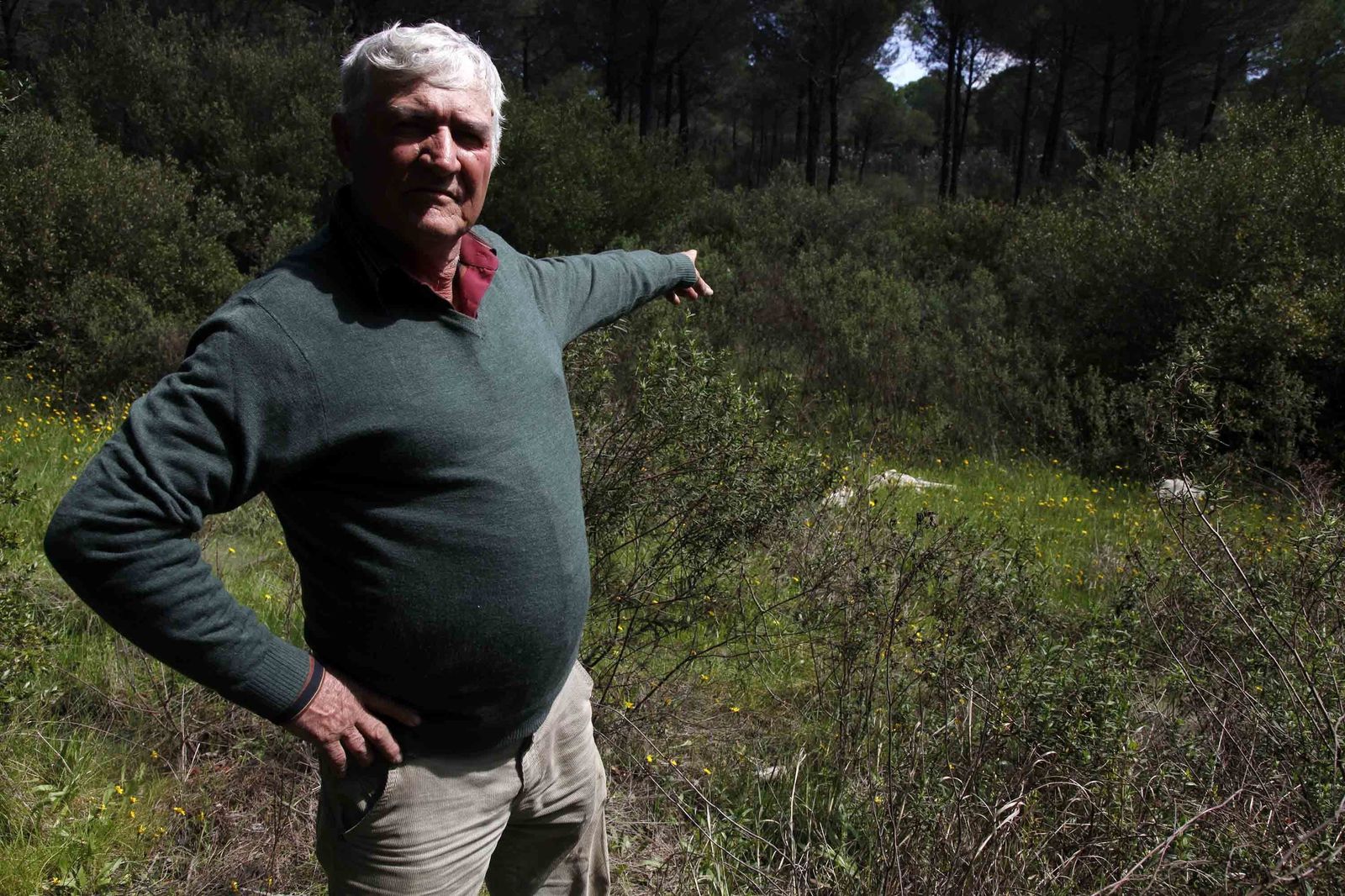 El hermano de Juan José Ribero Cordero, señala hacia el lugar donde apareció el cadáver hace 17 años.