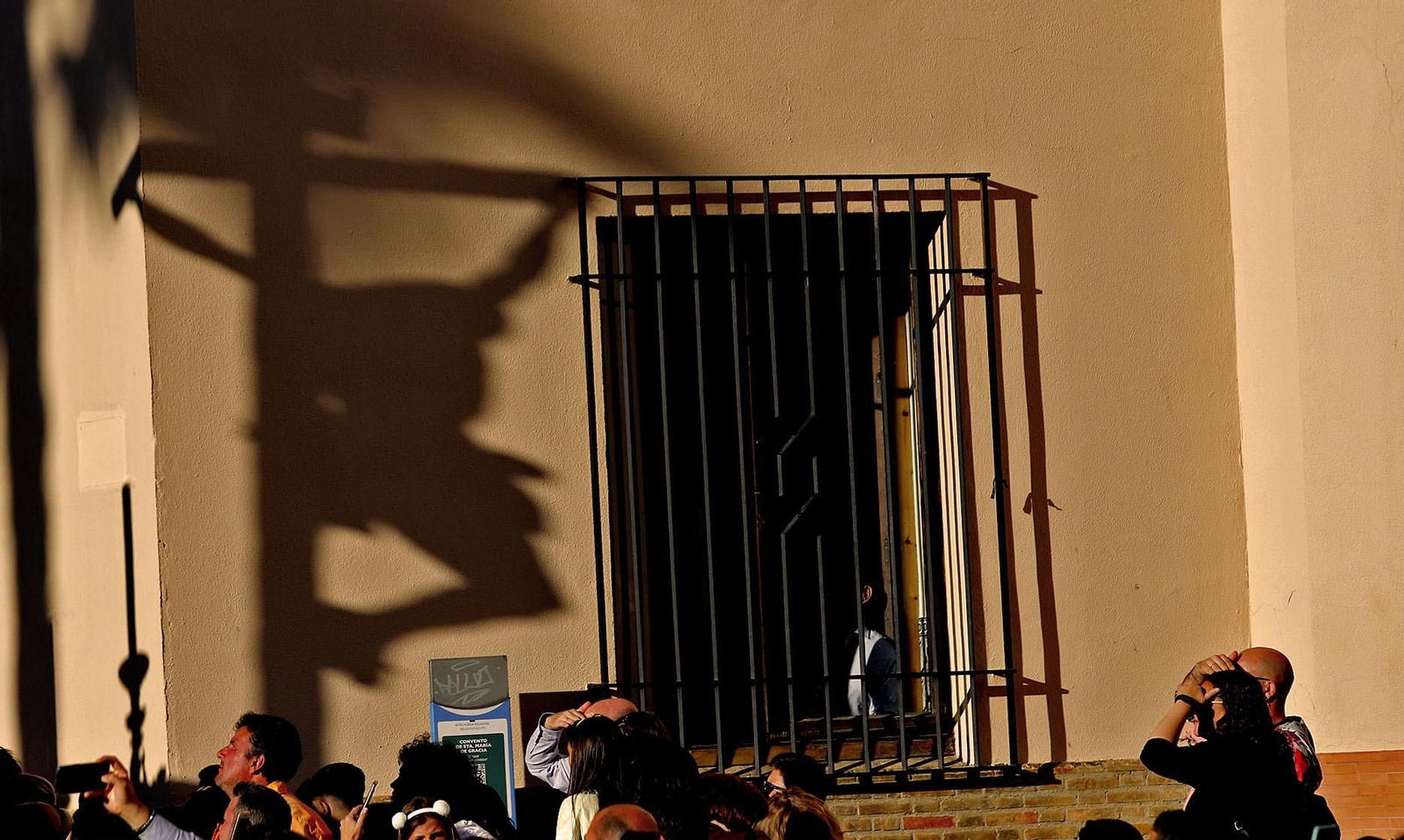 La Hermandad de la Buena Muerte procesiona por las calles de Huelva