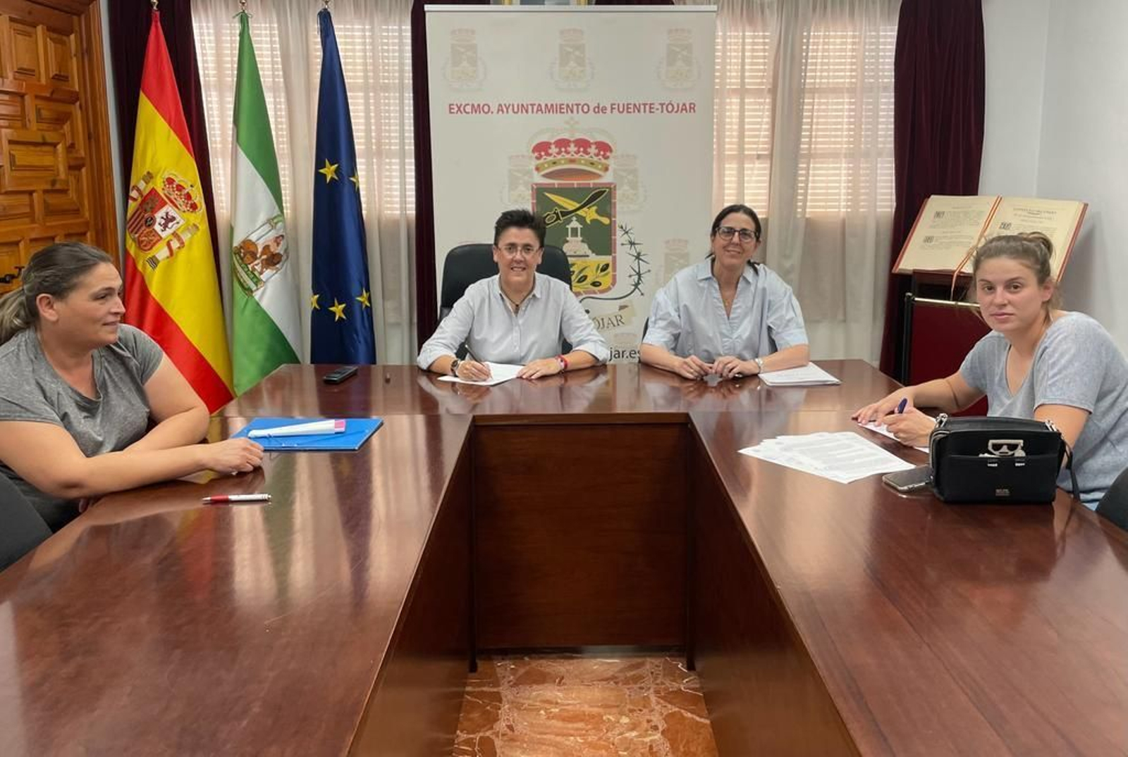 Un momento de la firma del contrato en el Ayuntamiento de Fuente-Tójar.