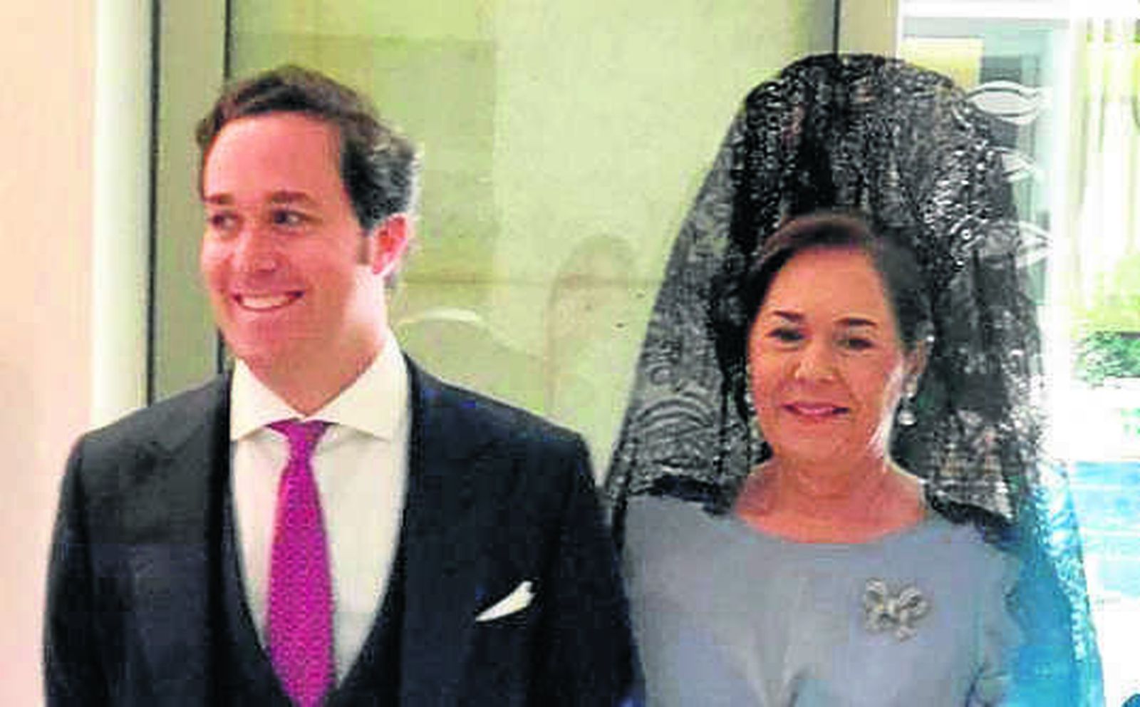 Juan Pemán con su madre Macarena Guardiola durante la celebración.