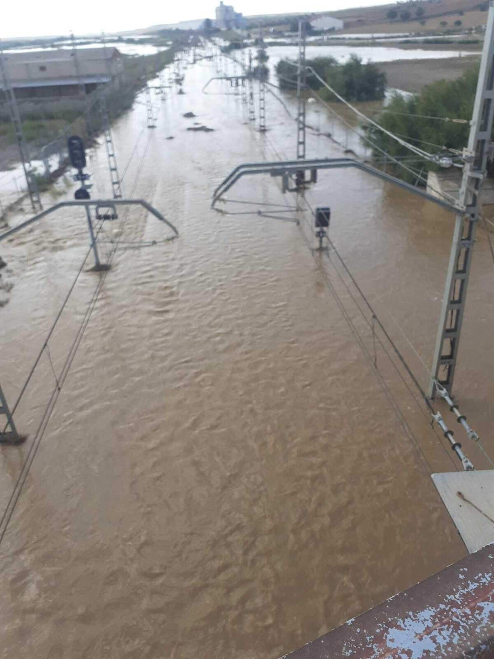 Inundación por la DANA en una vía convencional en la zona de Toledo.