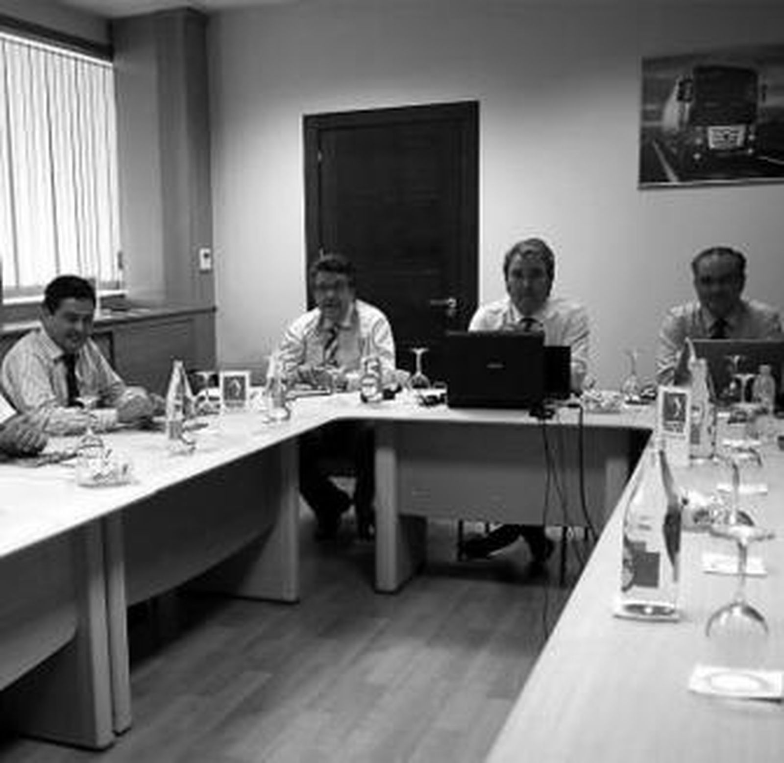 Jaime Pignatelli -con el portatil-, durante la reunión de ayer.