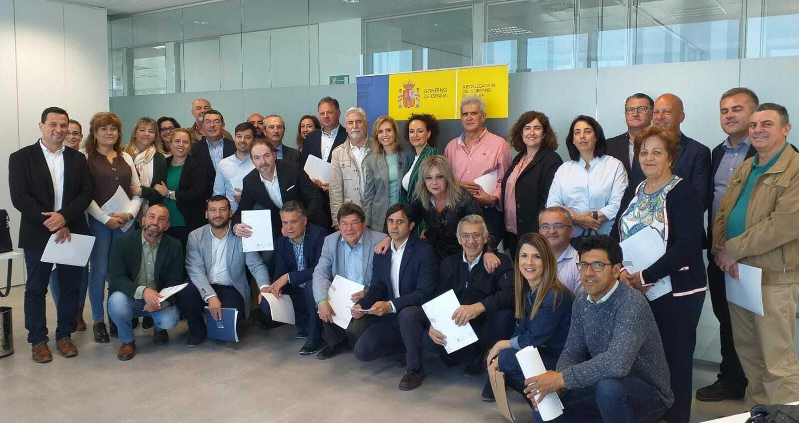 Los representantes municipales recibieron en el SEPE la documentación.