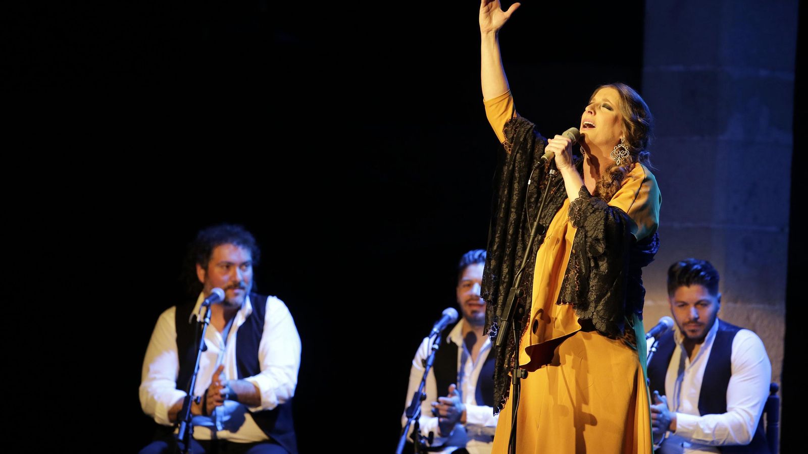 Al principio de la noche, se acuerda de La Paquera.