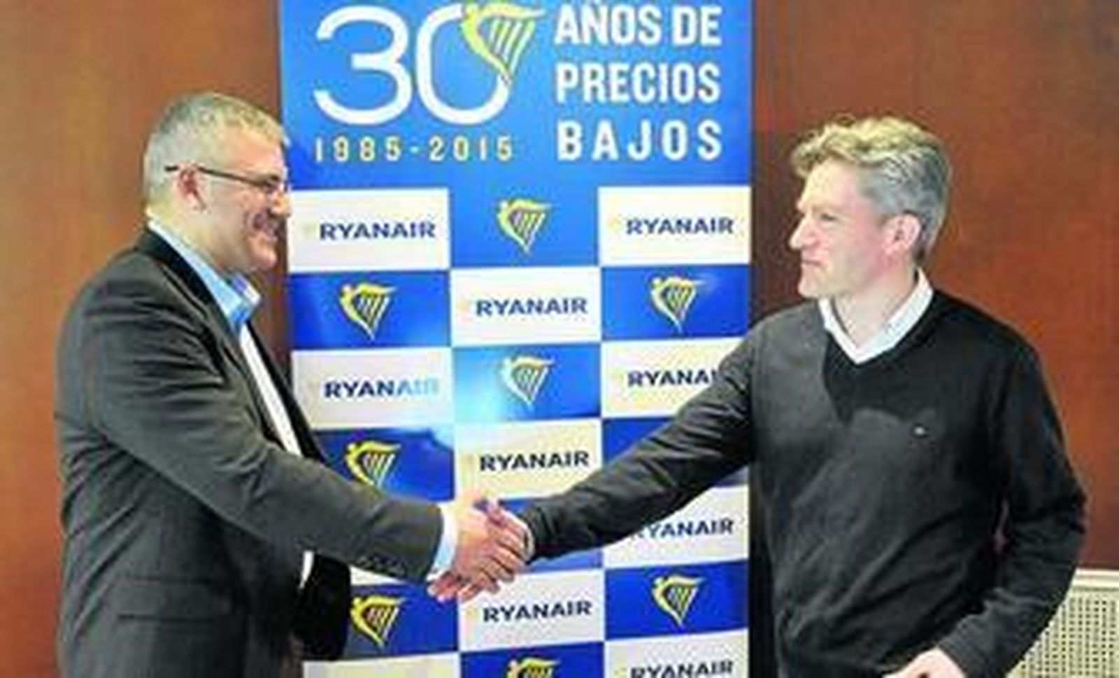 Neil Sorahan, director financiero de Ryanair (derecha), y José Espartero, responsable de marketing y ventas para España y Portugal, ayer.