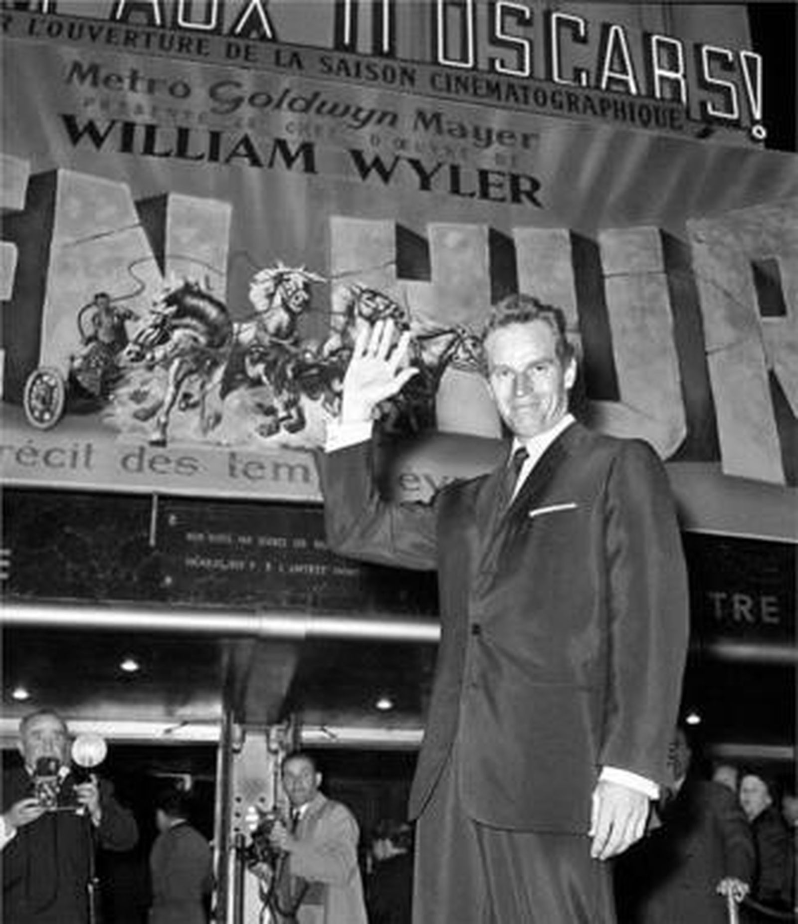 Charlton Heston posa ante el cartel de su película más premiada, la recordada 'Ben-Hur'.