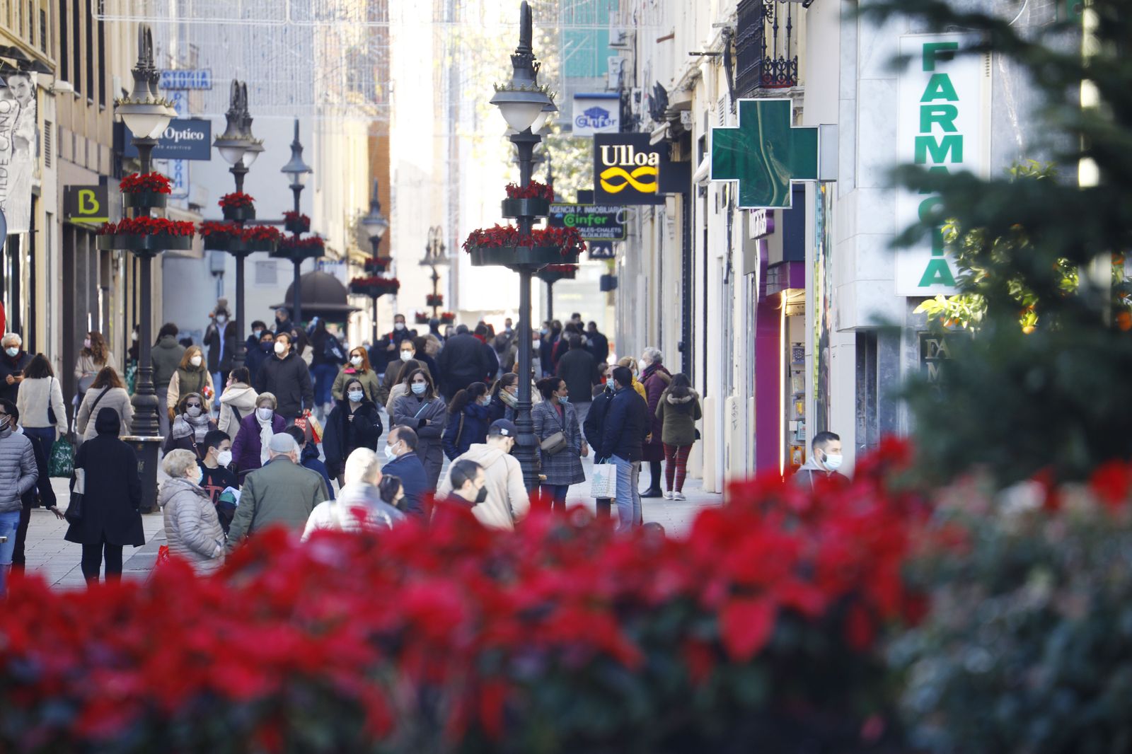 Gente pasea por las calles  del centro de Córdoba.
