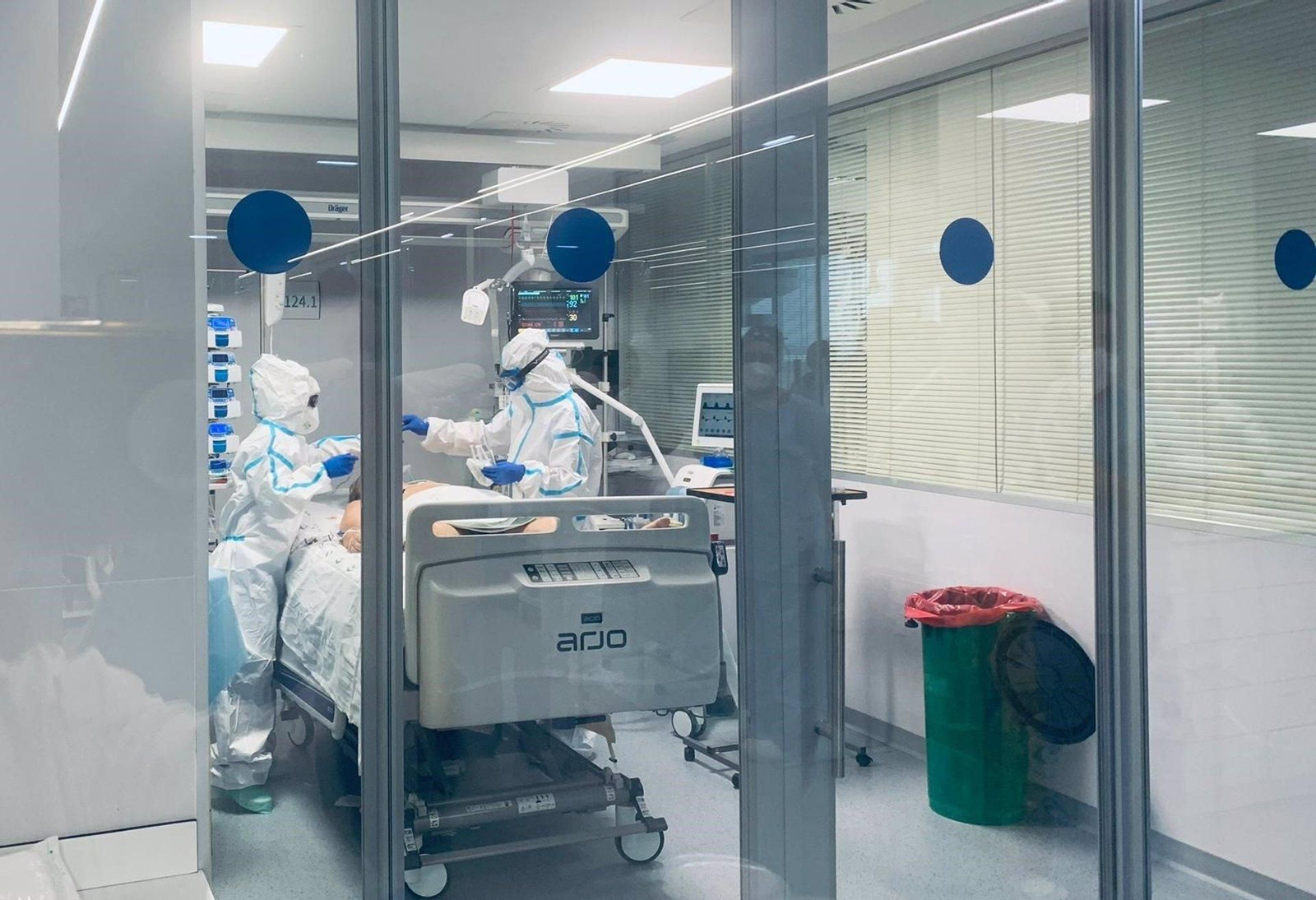 Dos sanitarios atienden a un paciente Covid en el hospital Virgen de la Victoria en Málaga.