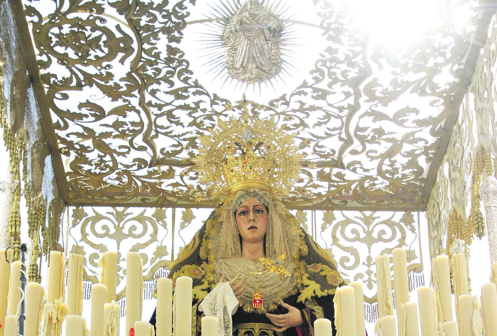 El palio de Madre de Dios del Patrocinio con su techo de mallas deja pasar los rayos del sol.