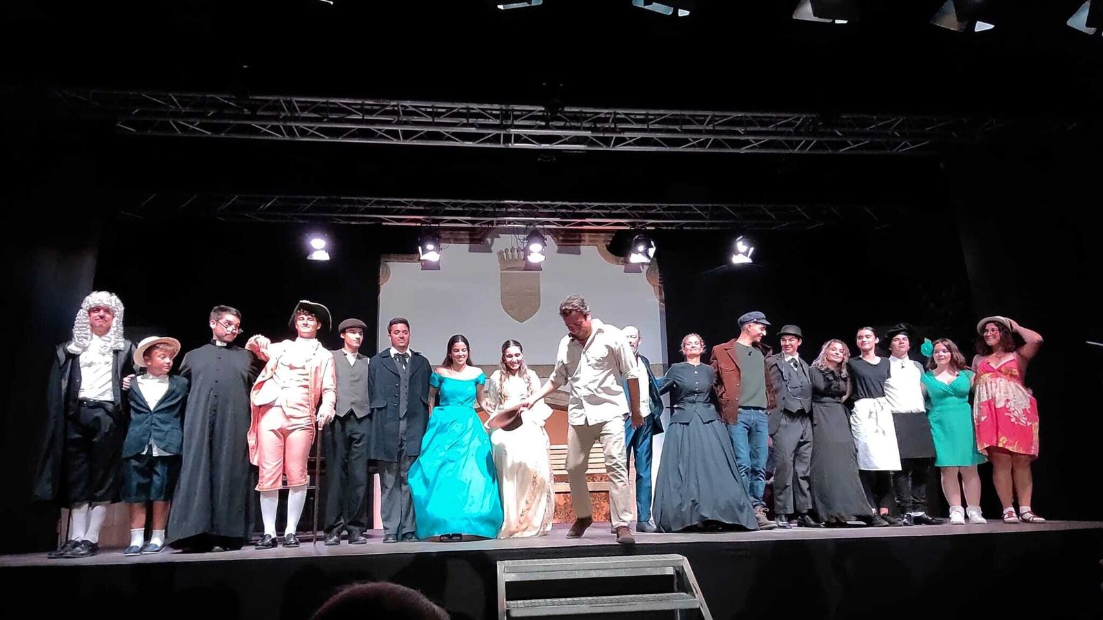 Los actores, saludando al término de la función.