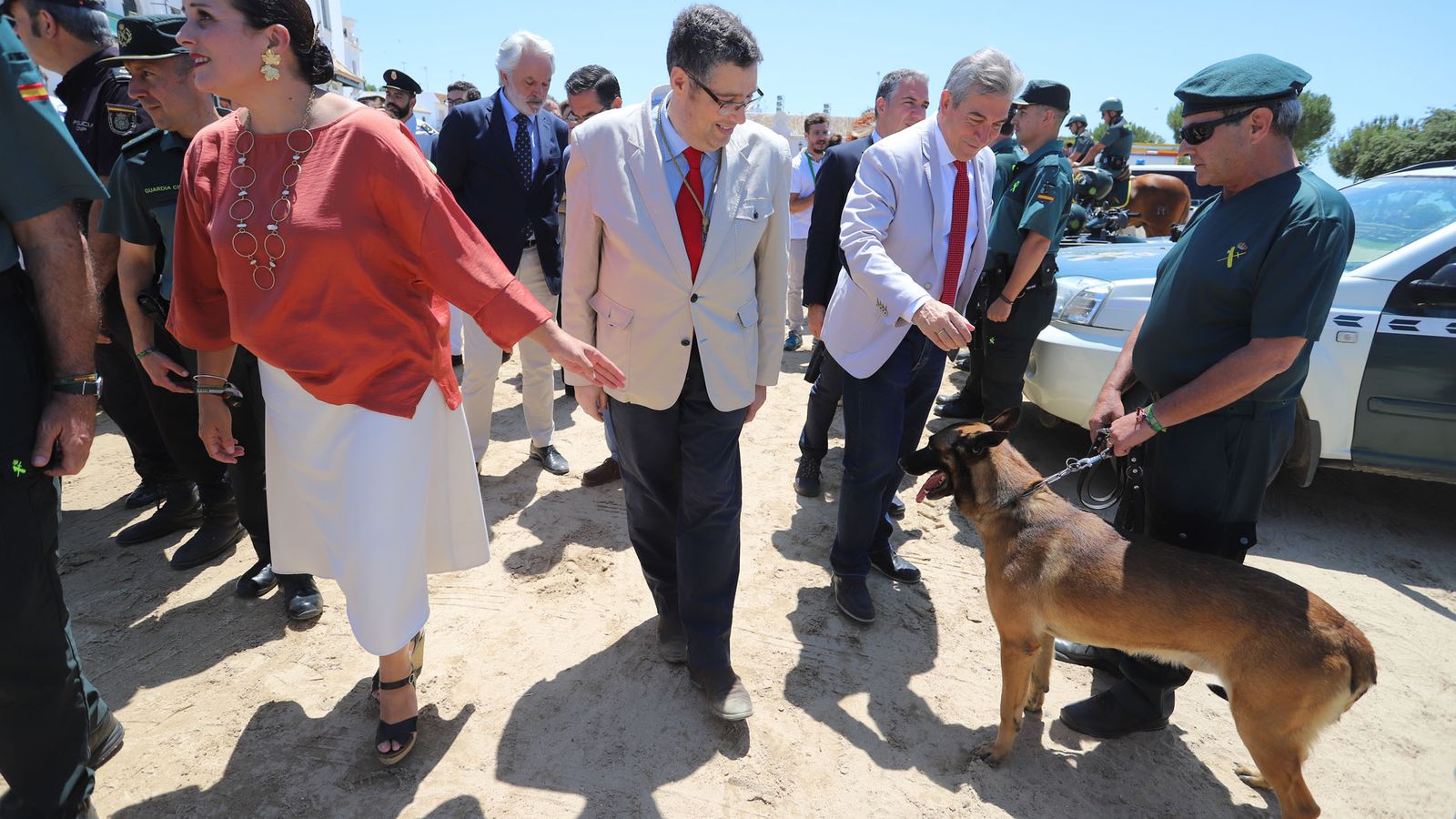 El delegado del Gobierno, Lucrecio Fernández, se fija en un perro del equipo de la Guardia Civil.
