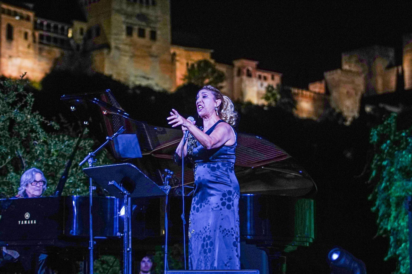 Esperanza Fernández y el piano de Chano Domínguez enmudecen a la Alhambra: las imágenes