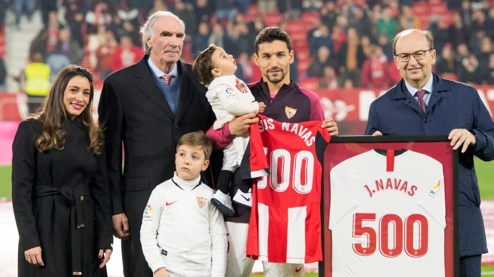 Jesús Navas, con su familia, entre Iríbar y José Castro, con las camisetas de Athletic y Sevilla.