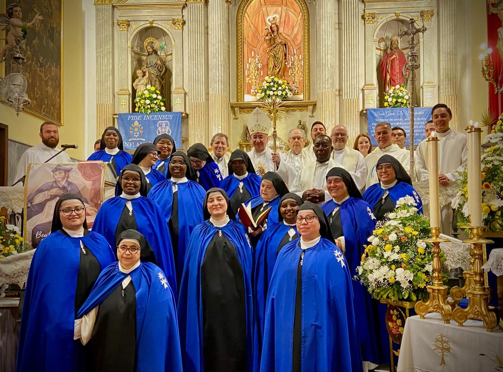 Las hermanas comendadoras, el pasado domingo con el obispo.