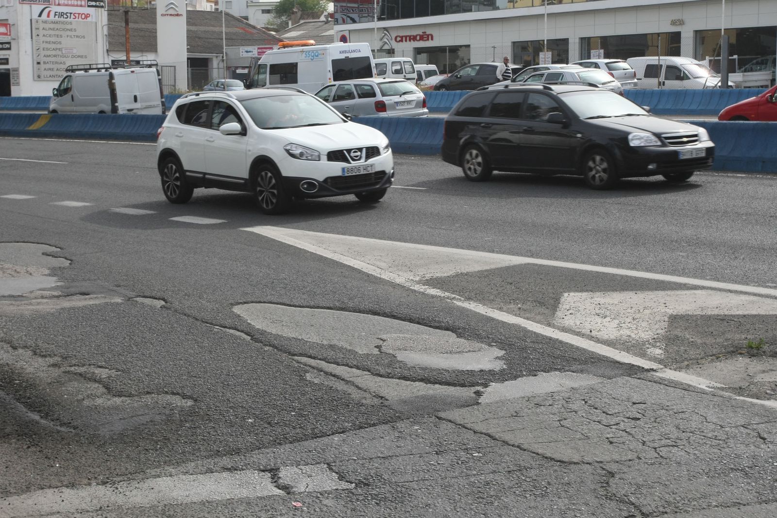 Un tramo bacheado de la A-7 a su paso por Algeciras.