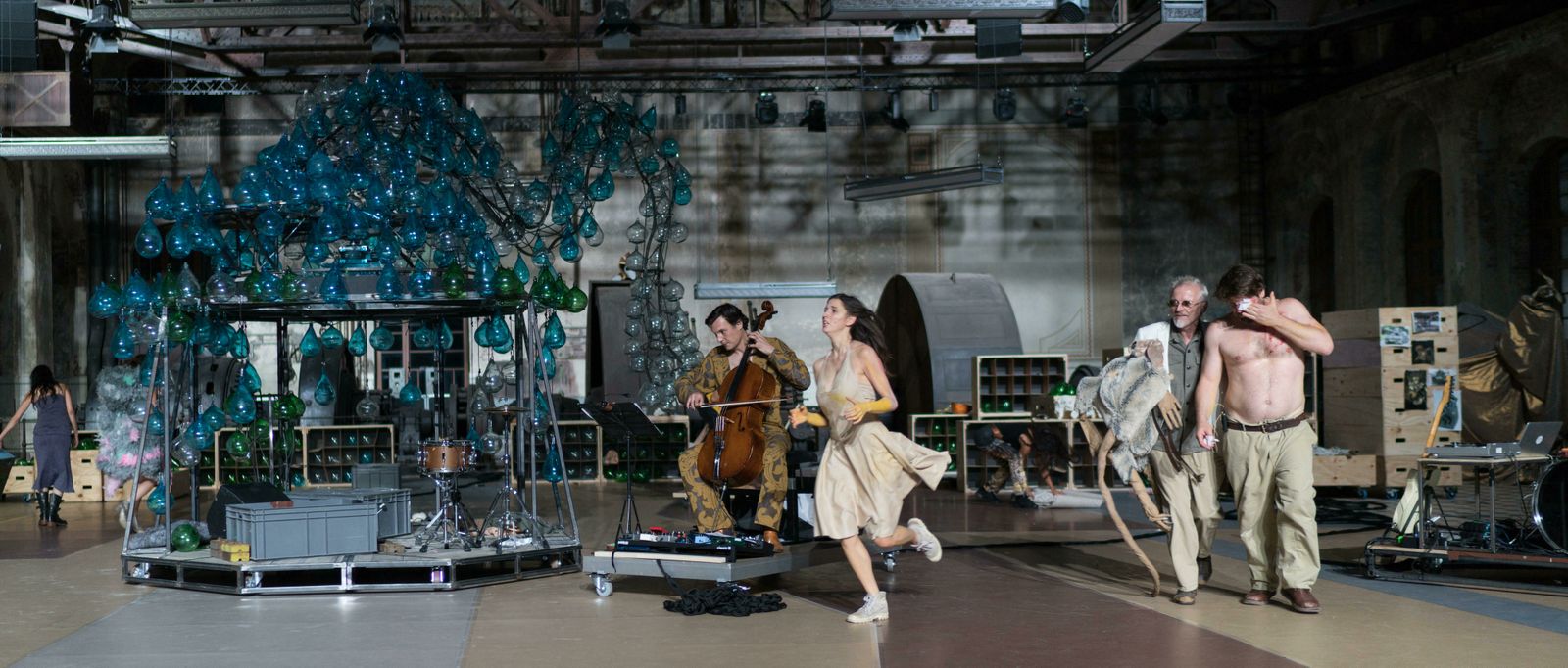Jan Lauwers, artista plástico además de actor y director de escena, ha realizado una auténtica instalación en el escenario con decenas de objetos de vidrio soplado de Hebrón.