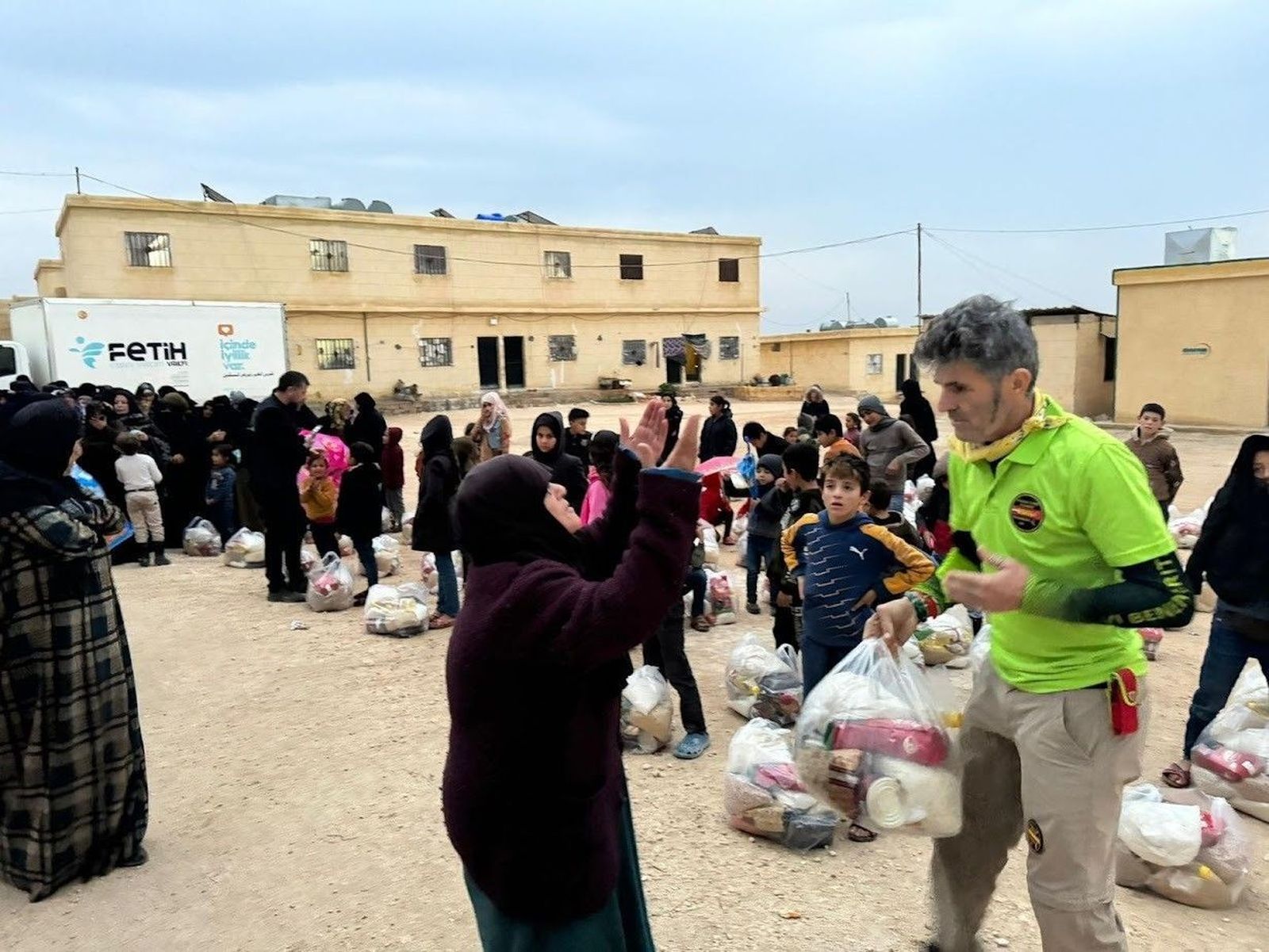 Varios miembros de la asociación entregan la ayuda en Siria.