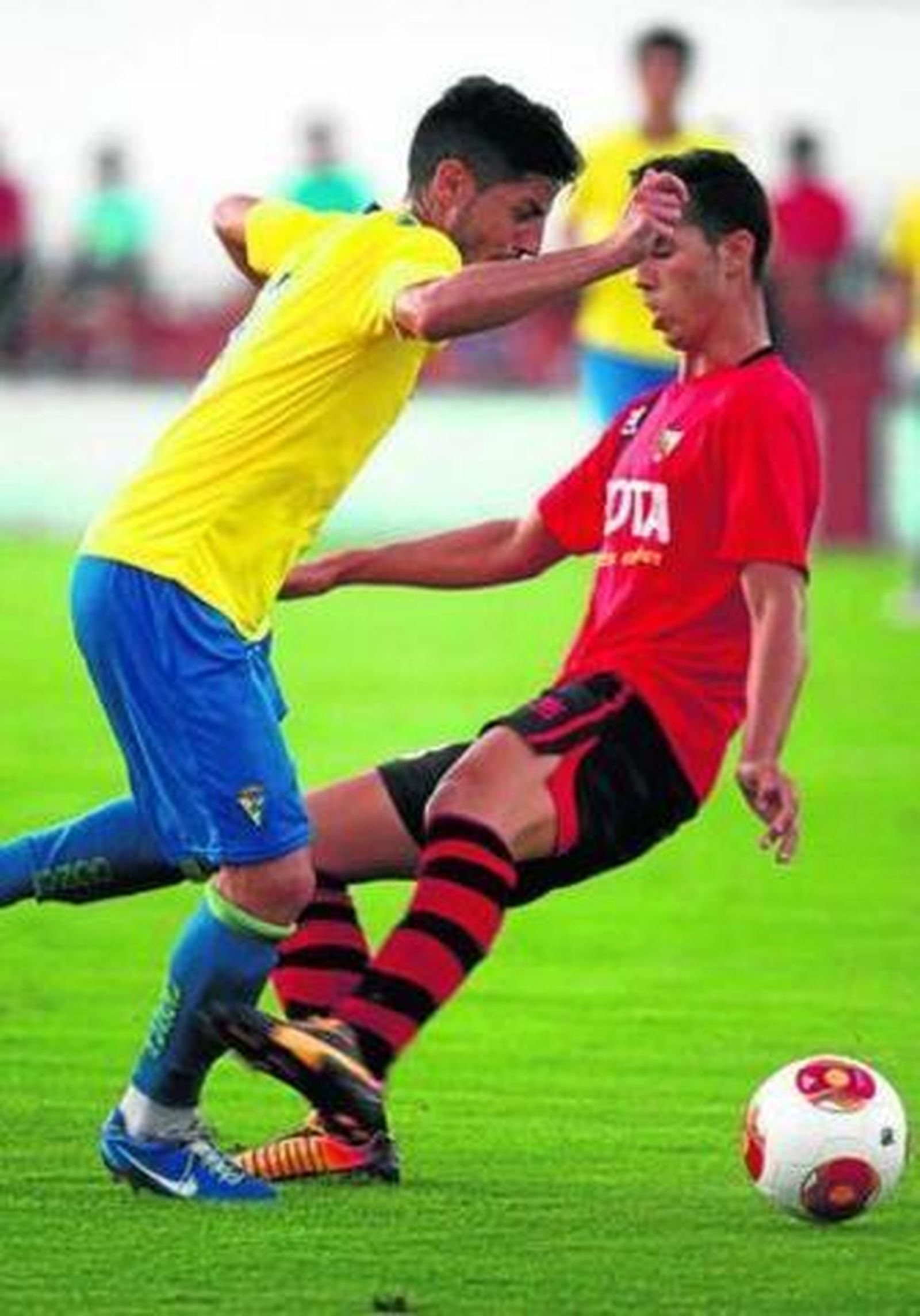 Hermida derriba a Espinosa en el penalti que dio lugar al 1-4.
