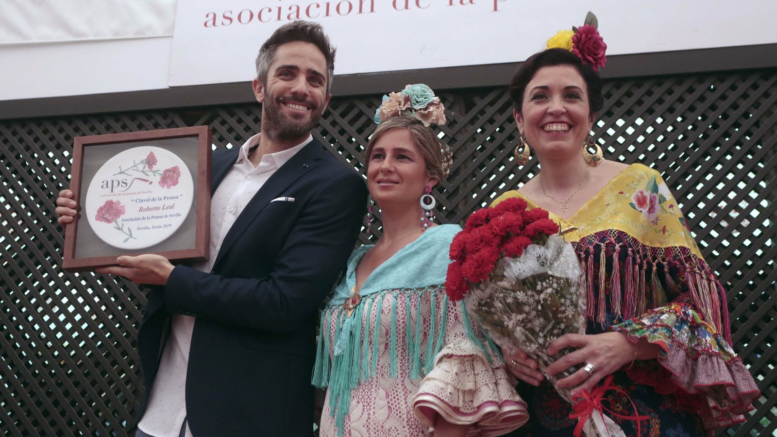 Roberto Leal recibiendo el premio de la mano de Beatriz Codes, de Coca Cola y María Jesús Azor.