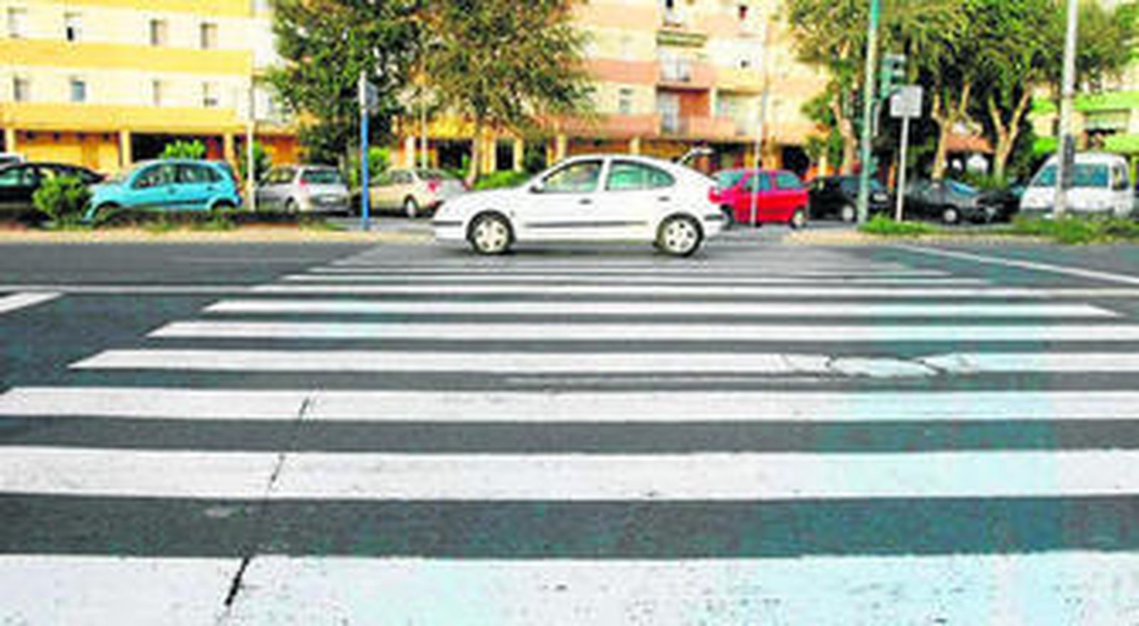 Uno de los pasos de peatones regulados por semáforos de la avenida de España.