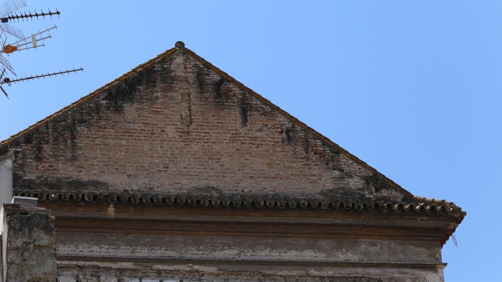 La cubierta es una de las zonas más deterioradas, tiene numerosas tejas rotas y desplazadas.