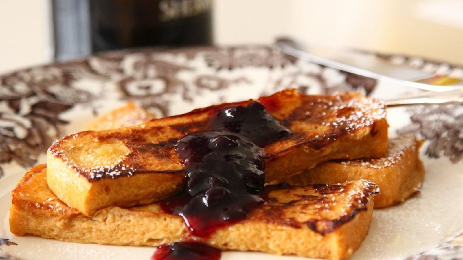 Versión inglesa de las torrijas con mermelada de frambuesa.